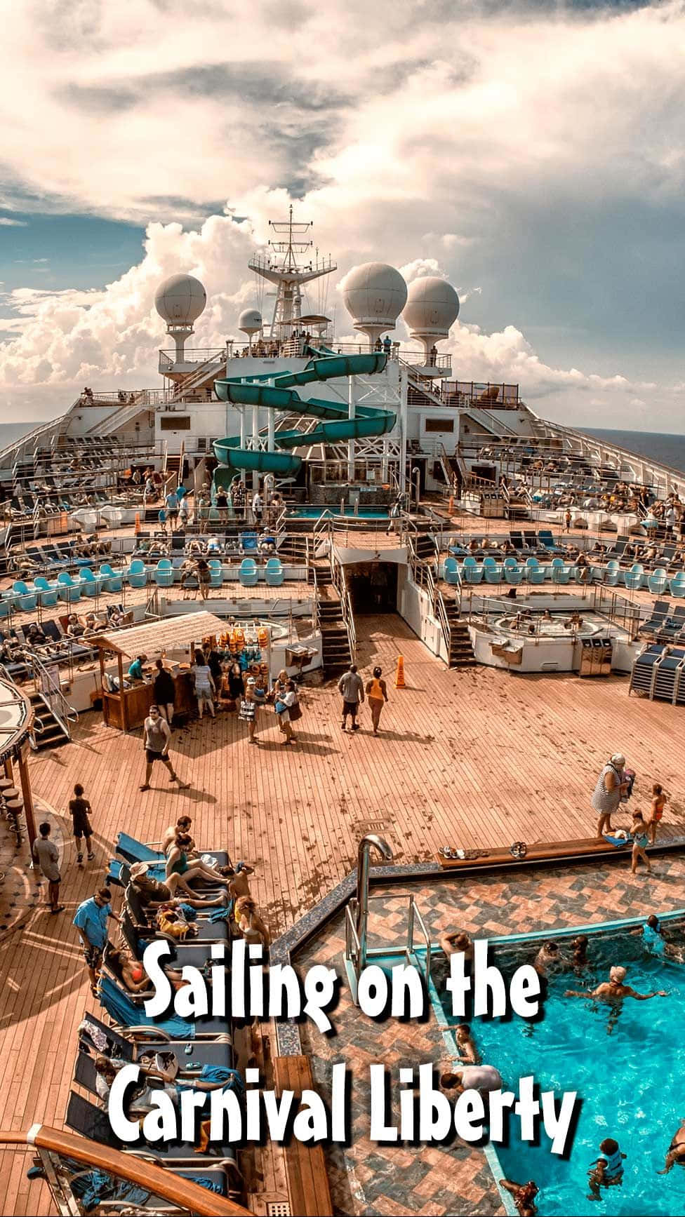 Cruise 桌布 壁紙 — 繁忙的郵輪甲板，設有碧綠色的泳池、水上滑梯，以及在部分多雲的天空下享受日光浴的人們。