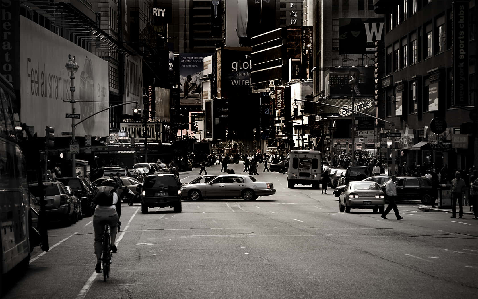 Old New York City 桌布 壁紙 — 繁忙的黑白城市街道，充滿汽車、行人及高聳的廣告牌，天空朦朧。