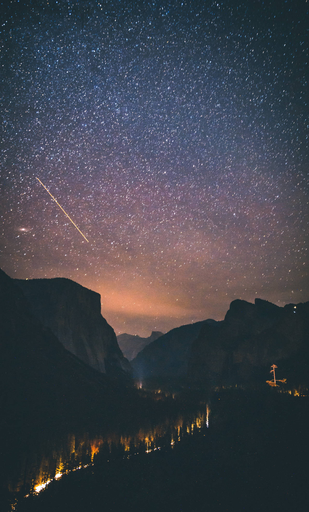 自然 桌布 壁紙 — 繁星點點的夜空，一顆明亮的流星劃過黑暗的山峰和下方發光的河流。