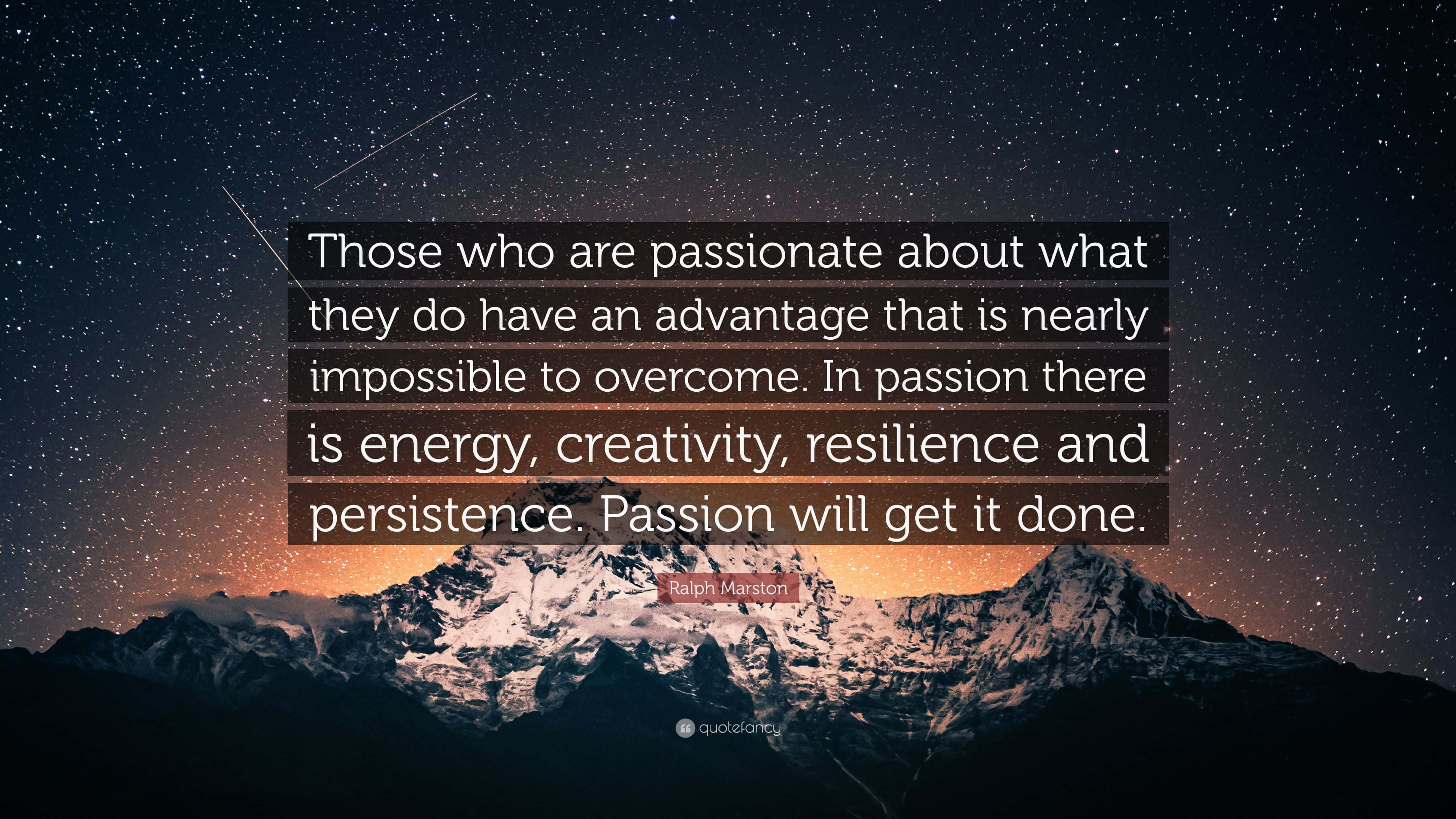 Passionate 桌布 壁紙 — 繁星點點的夜空，下方是白雪覆蓋的山脈，地平線閃耀著光芒，並疊加了一句勵志名言。