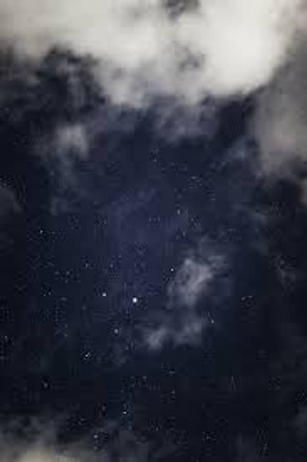 Stars 桌布 壁紙 — 繁星點點的夜空，散落的雲朵在深靛藍的黑暗中柔和發光。