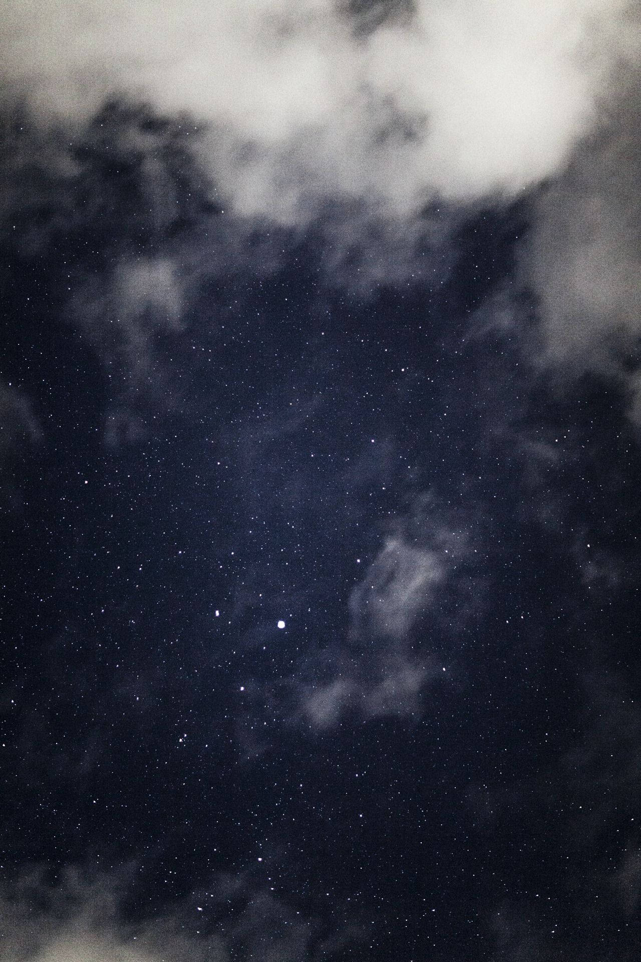 垃圾美學 桌布 壁紙 — 繁星點點的夜空，散落的雲朵在深靛藍的黑暗中柔和地發光。