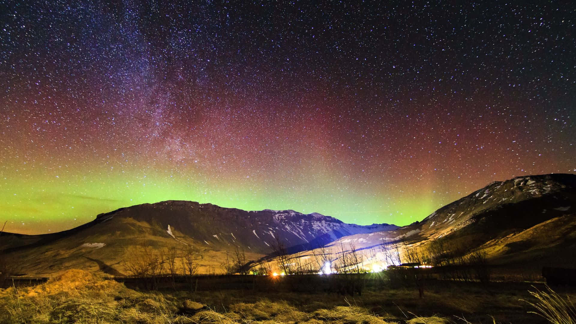 北極光照亮積雪的山脈和山谷上方的夜空。 — 極光 壁紙