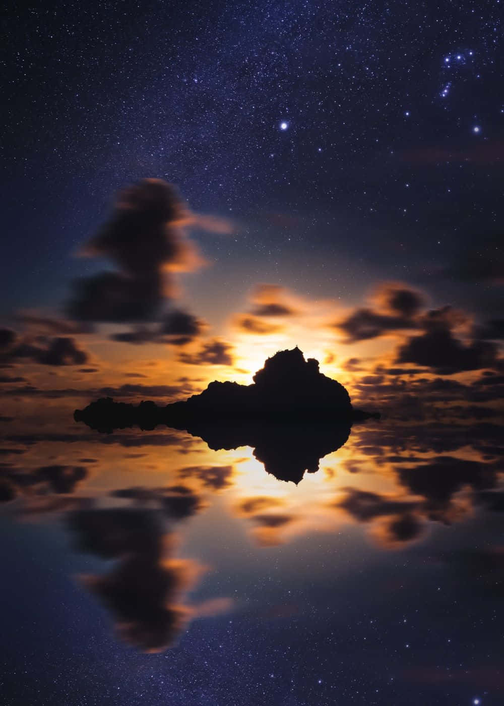 桌布 壁紙 — 繁星點點的夜空，發光的雲朵和岩石島嶼的輪廓完美地倒映在平靜的水面上。