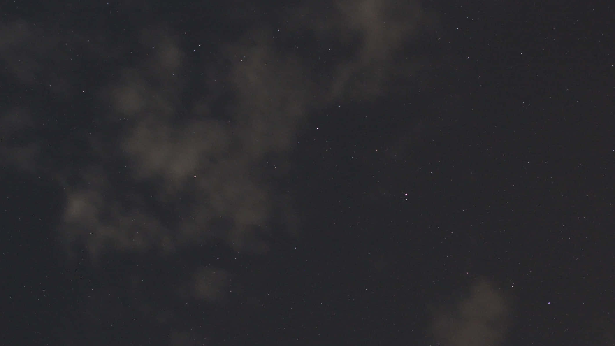 美學 YouTube 桌布 壁紙 — 繁星點點的夜空，薄雲飄過黑暗的畫布，點綴著閃爍的星星。