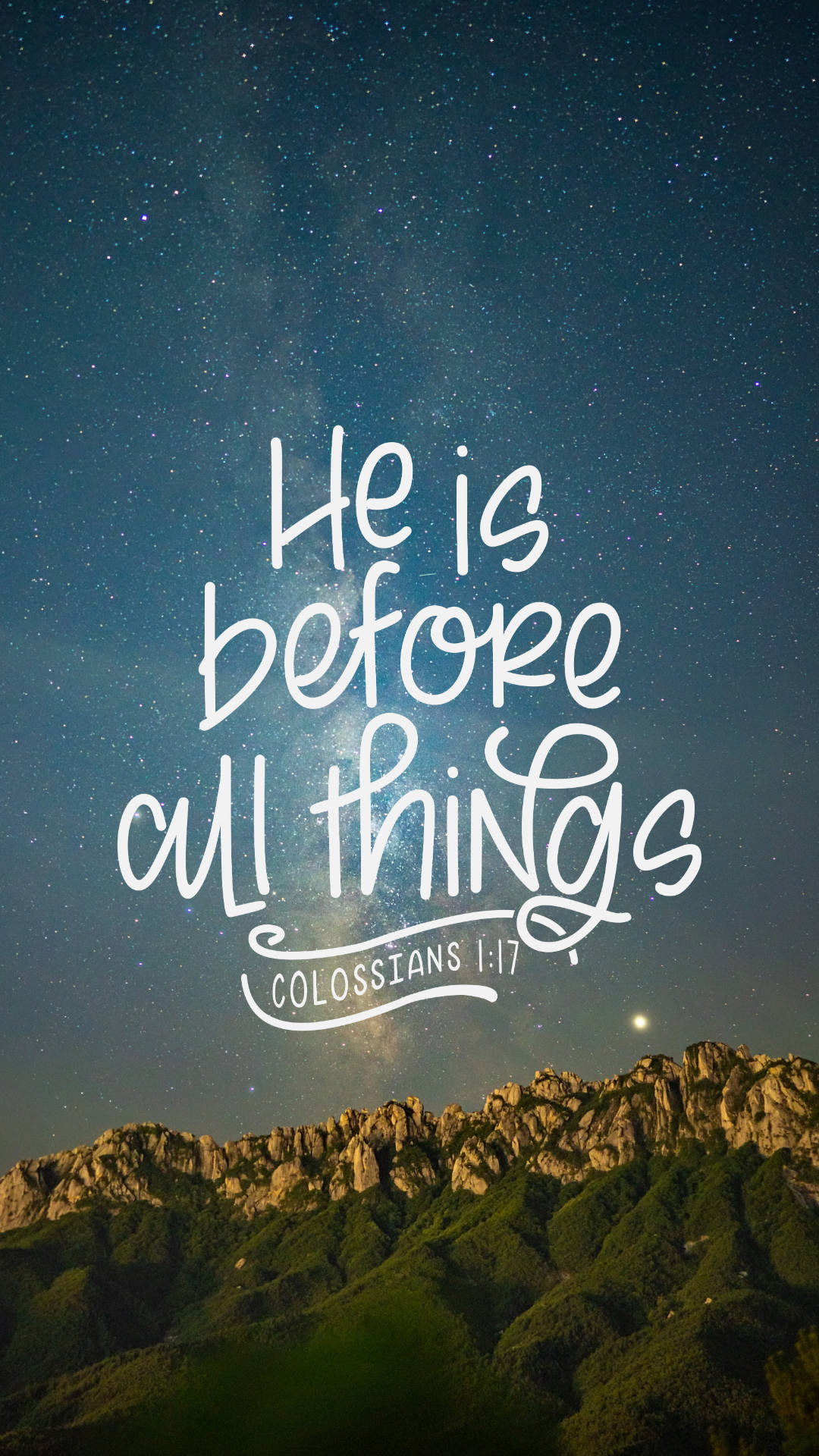 Bible Quotes 桌布 壁紙 — 繁星點點的夜空，銀河拱起在崎嶇的山脈之上，顯示白色字體的經文「He is before all things Colossians 1:17」。