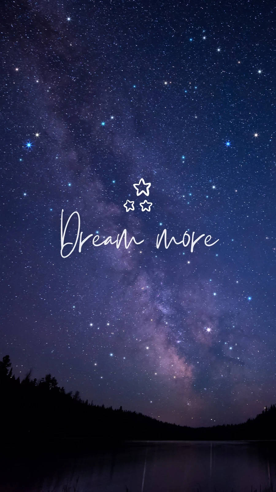 藝術 桌布 壁紙 — 繁星點點的夜空，銀河拱跨平靜的湖泊和森林剪影，帶有「Dream more」文字。