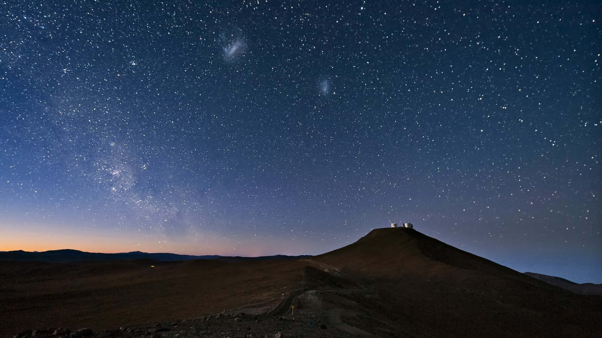 Beautiful Landscape 桌布 壁紙 — 繁星點點的夜空，銀河拱跨沙漠山脊，山頂上有天文台圓頂。
