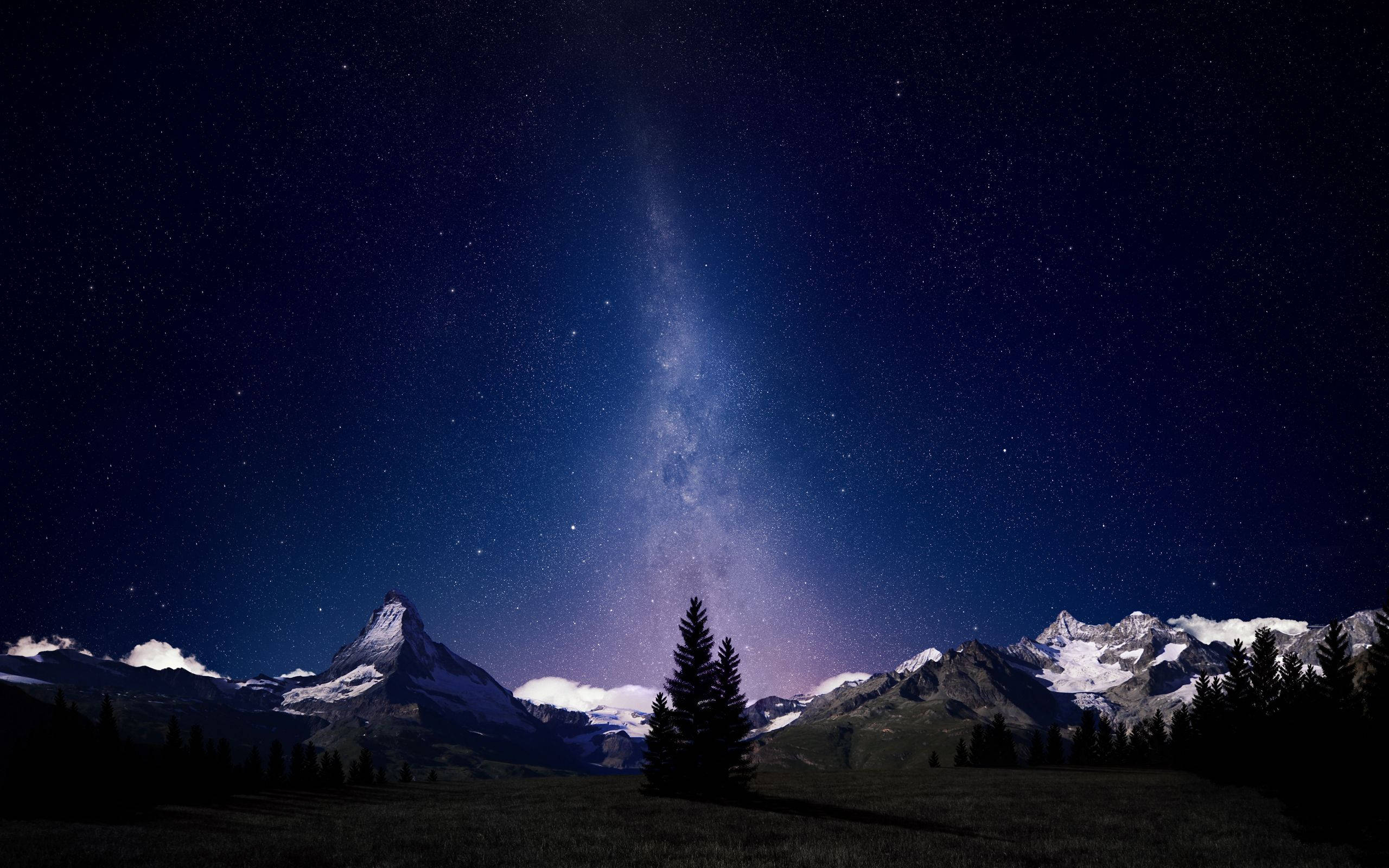 夜空 桌布 壁紙 — 繁星點點的夜空，銀河拱跨雪山和孤獨的松樹剪影。