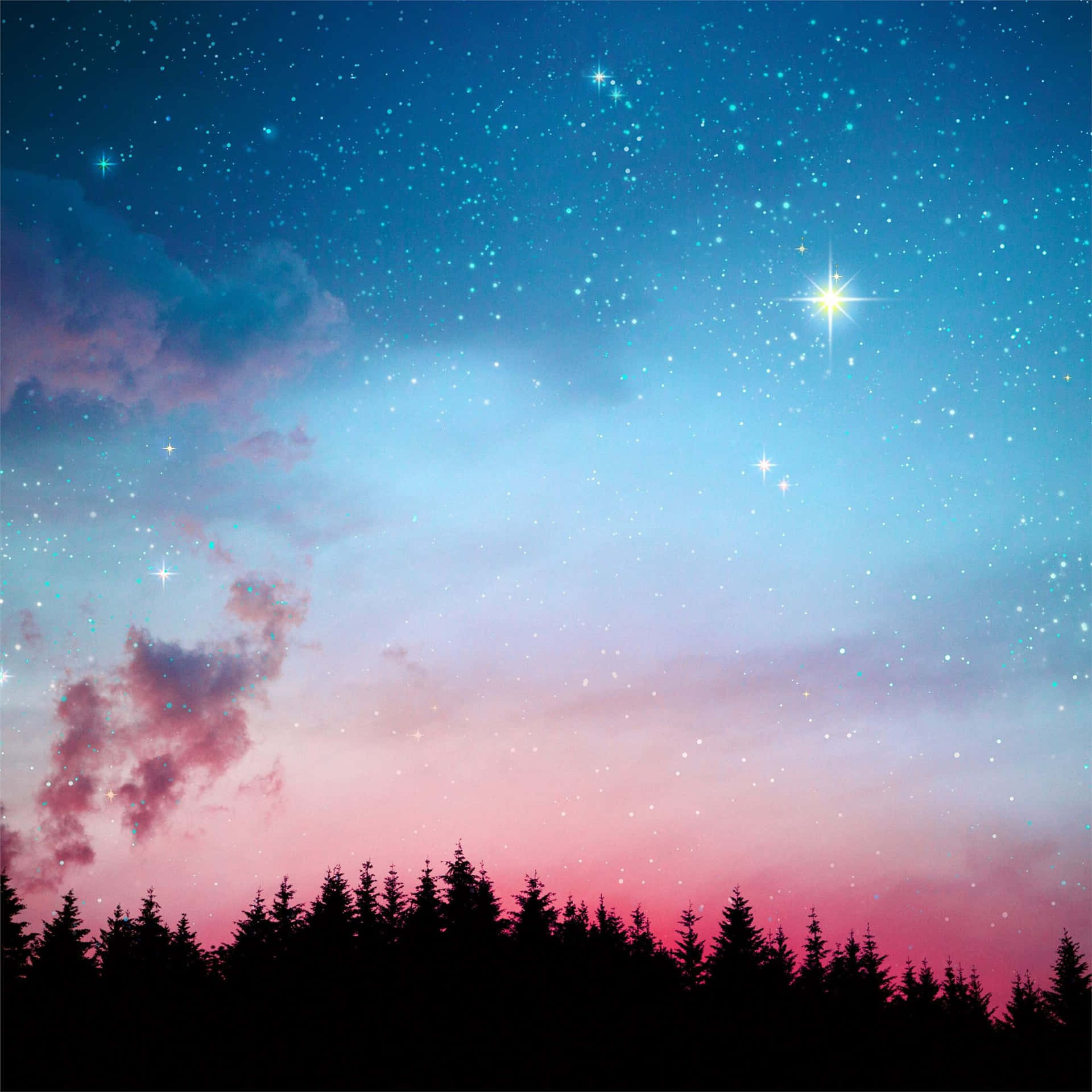 Aesthetic Night Sky 桌布 壁紙 — 繁星點點的暮色天空，帶有粉紅色和藍色色調，籠罩在黑暗的松樹林剪影之上。