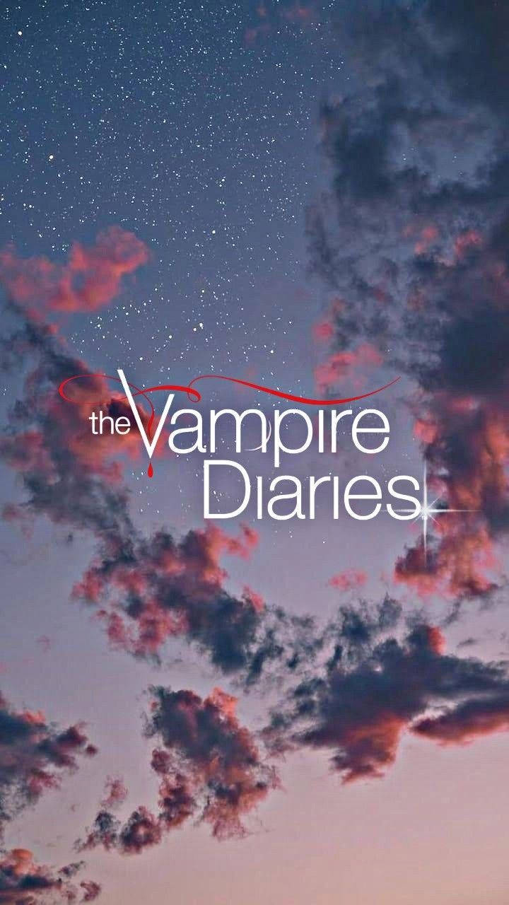 Vampire Diaries 桌布 壁紙 — 繁星點點的暮色天空，帶有粉紫色雲彩和發光的文字，寫著《吸血鬼日記》。
