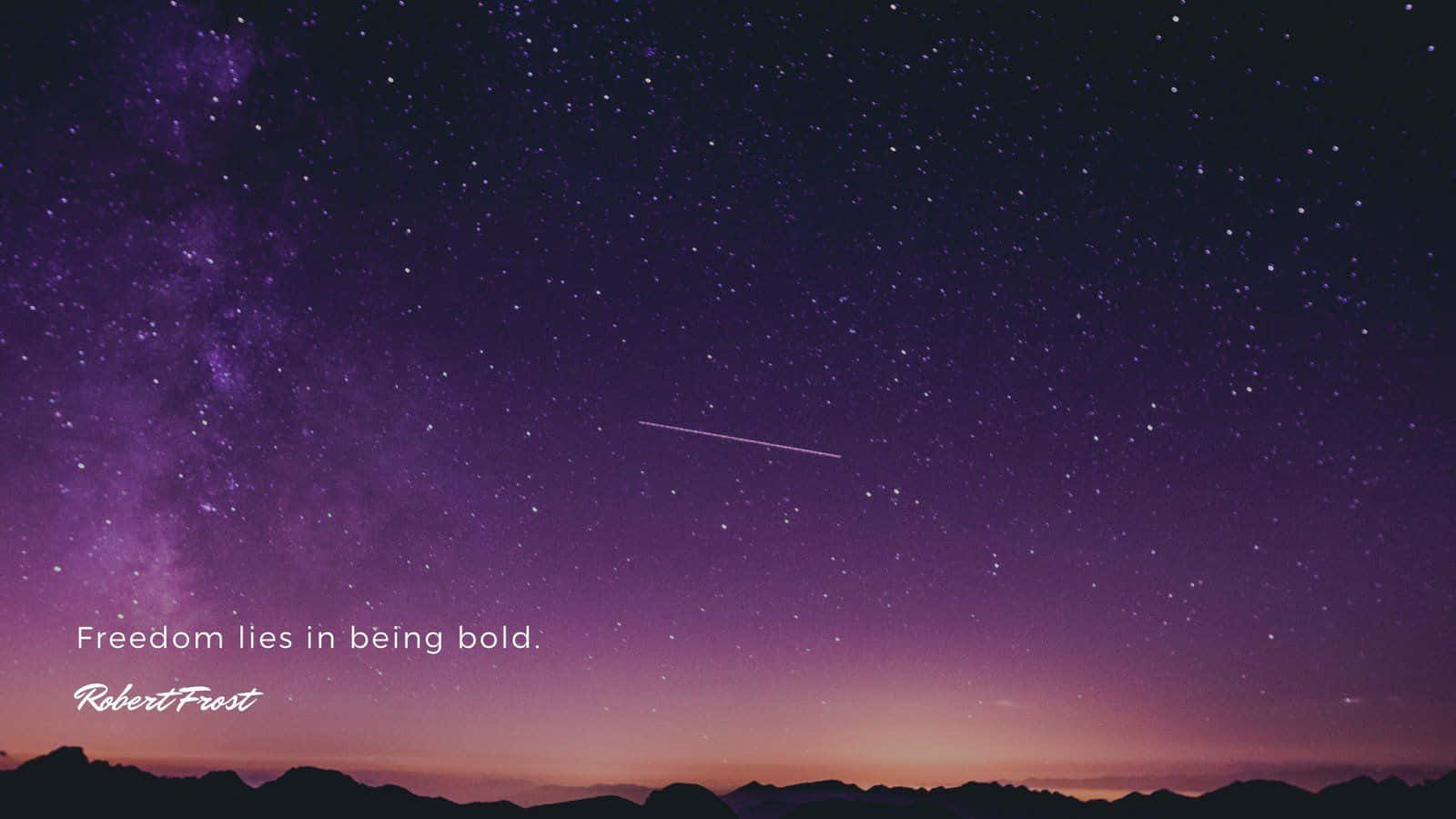 Motivation 桌布 壁紙 — 繁星點點的紫色夜空，一顆流星劃過剪影山脈和弗羅斯特的名言。