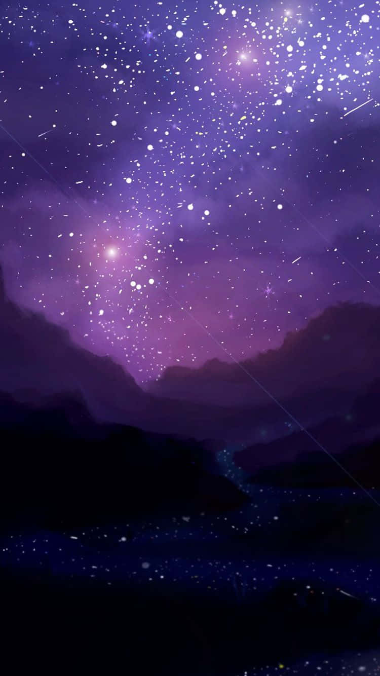 Stars 桌布 壁紙 — 繁星點點的紫色夜空，流星劃過，拱形籠罩著黑暗的輪廓山脈和下方發光的河流。