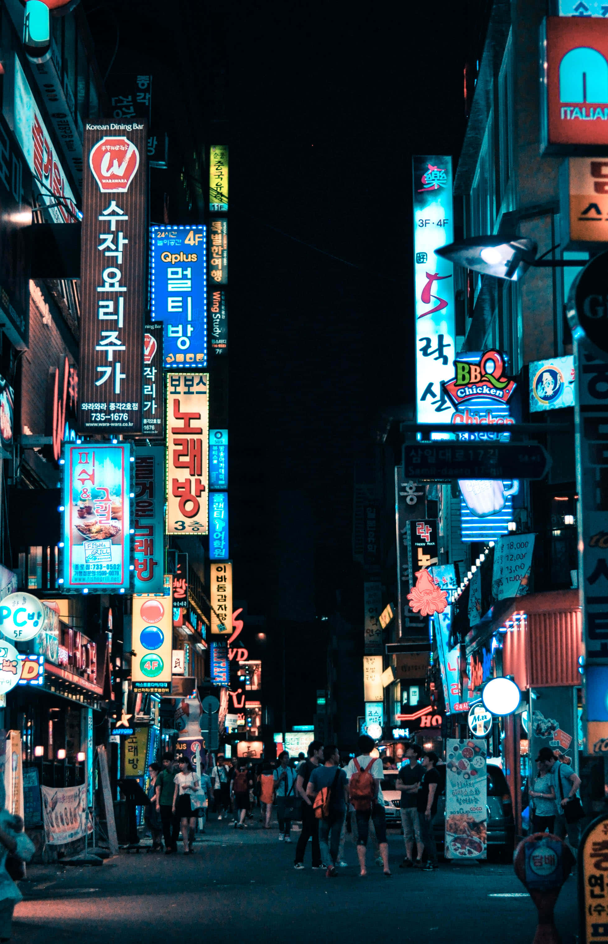 南韓 桌布 壁紙 — 繁華亞洲城市夜晚一條充滿活力的霓虹燈小巷，閃爍的招牌和行人。