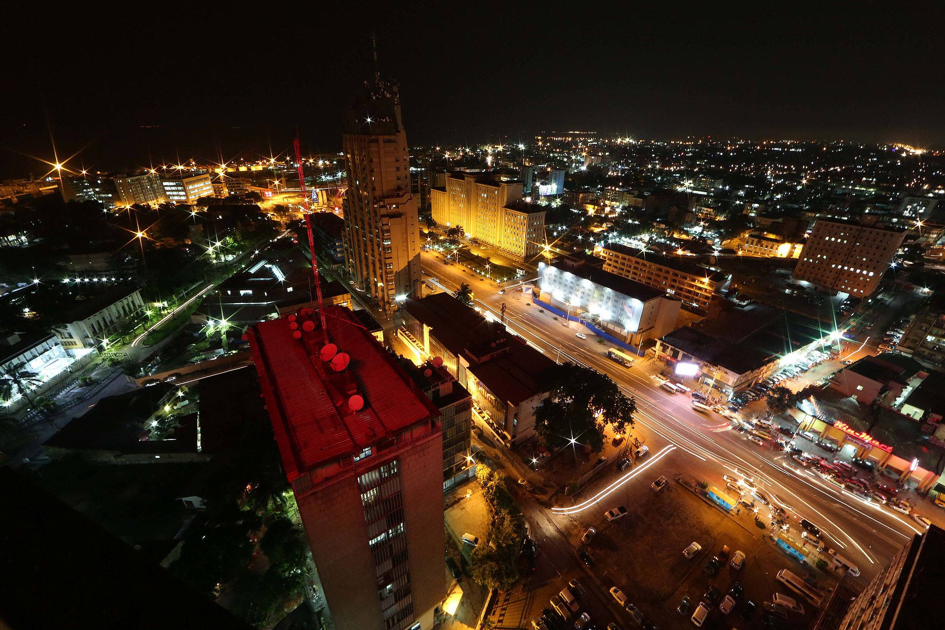 Kinshasa 桌布 壁紙 — 繁華城市景觀的夜間鳥瞰圖，有發光的街燈和燈火通明的建築物。