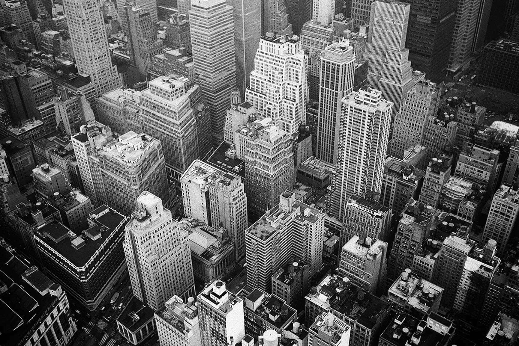 Black And White Cityscape 桌布 壁紙 — 繁華大都市中密集摩天大樓和屋頂的黑白空拍視圖。