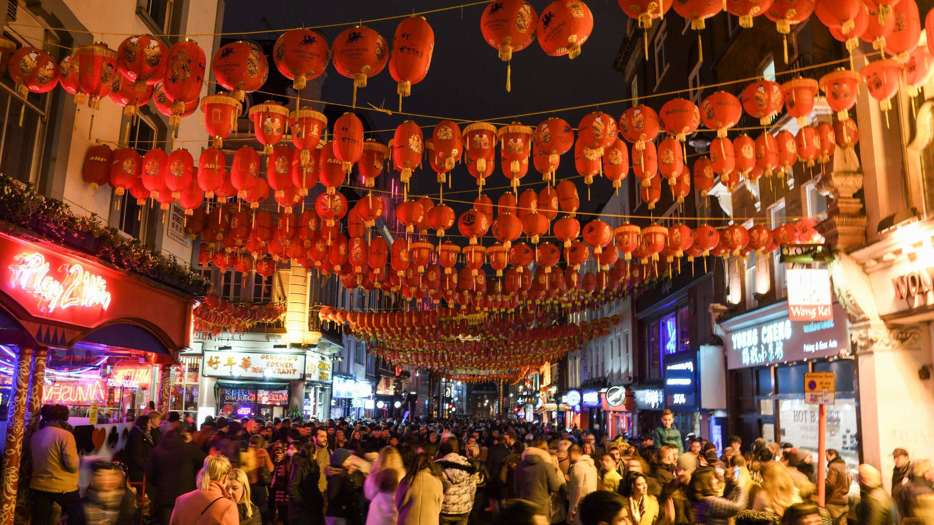 People 桌布 壁紙 — 繁華的夜晚街道，人群熙攘，上方是密集的紅色燈籠天篷。