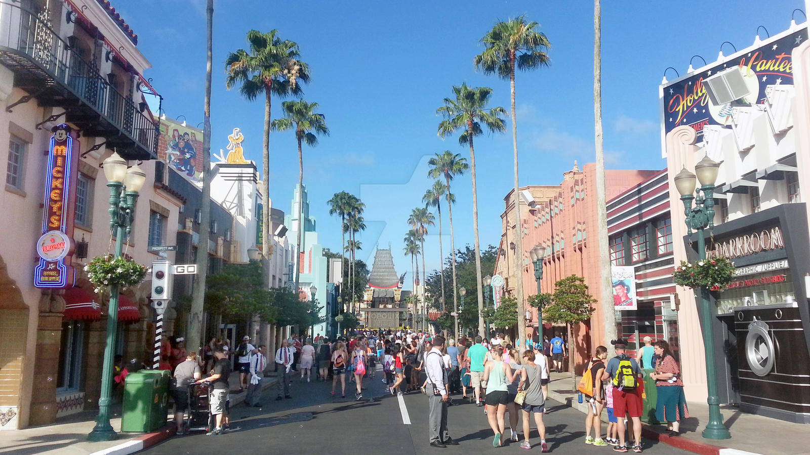 hollywood street 桌布 壁紙 — 繁華的好萊塢大道兩旁種滿棕櫚樹，並有復古電影院招牌，在清澈的藍天下。