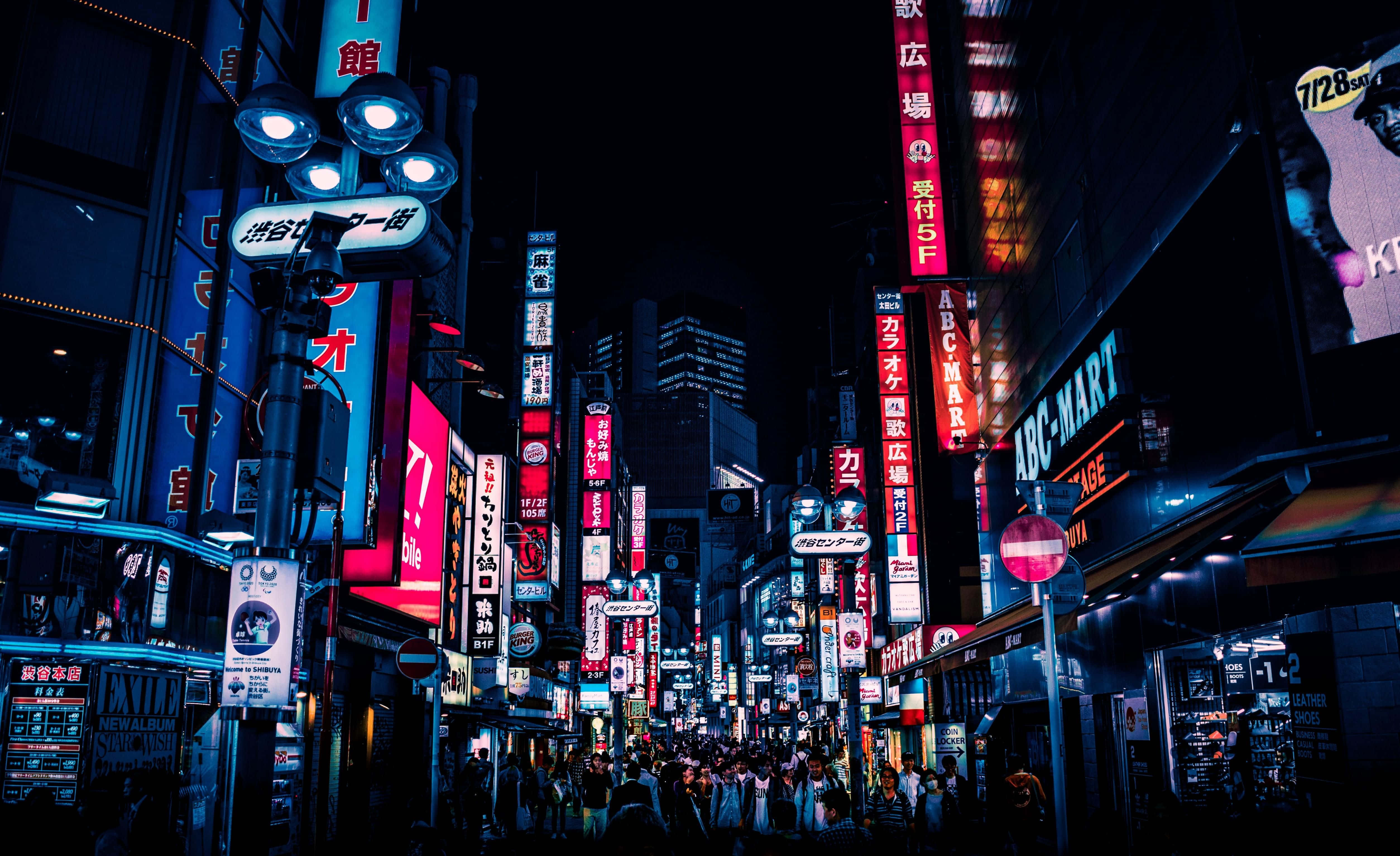 City Night 桌布 壁紙 — 繁華的東京霓虹燈街道夜景，高聳的招牌和下方的人群。