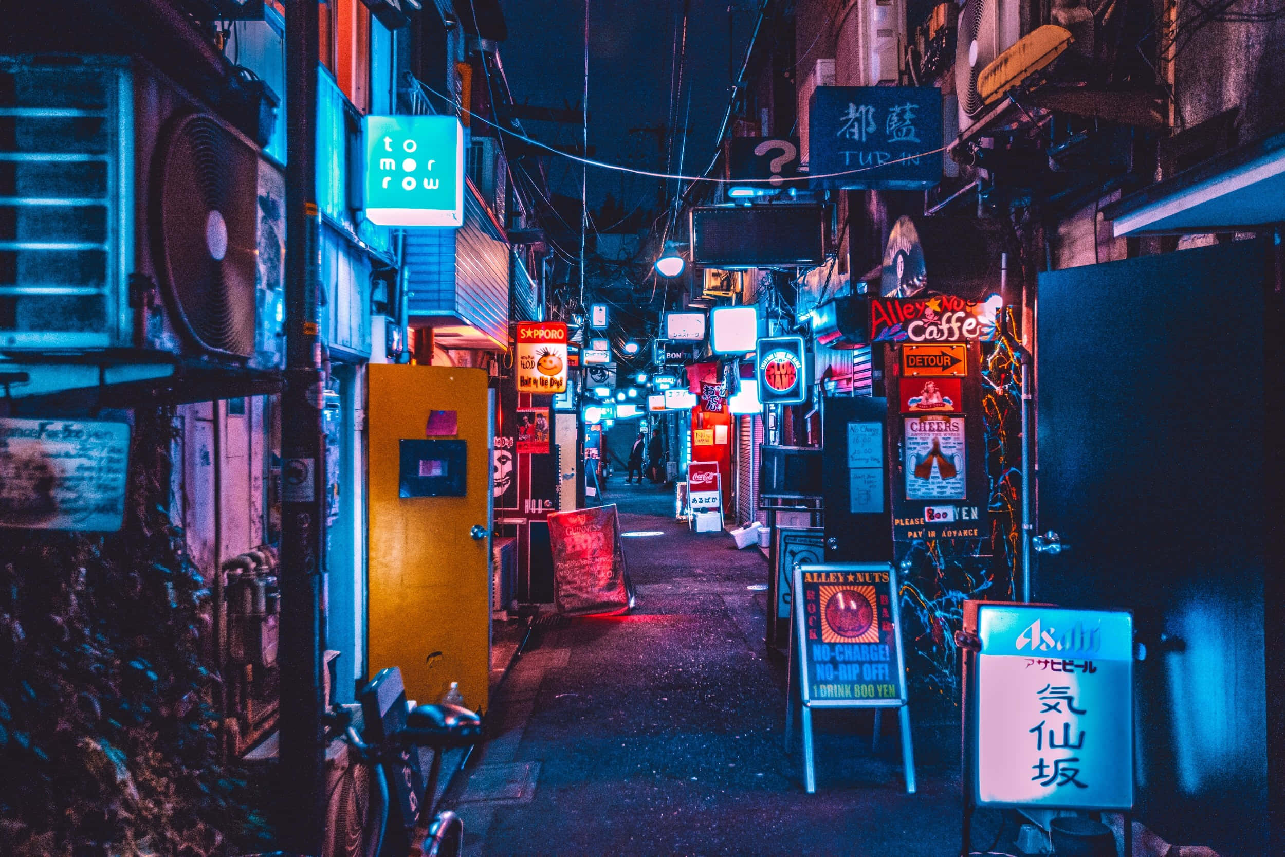 Alleyway 桌布 壁紙 — 繁華都市夜晚一條狹窄的霓虹燈小巷，發光的招牌和鮮豔的色彩在潮濕的路面上反射。