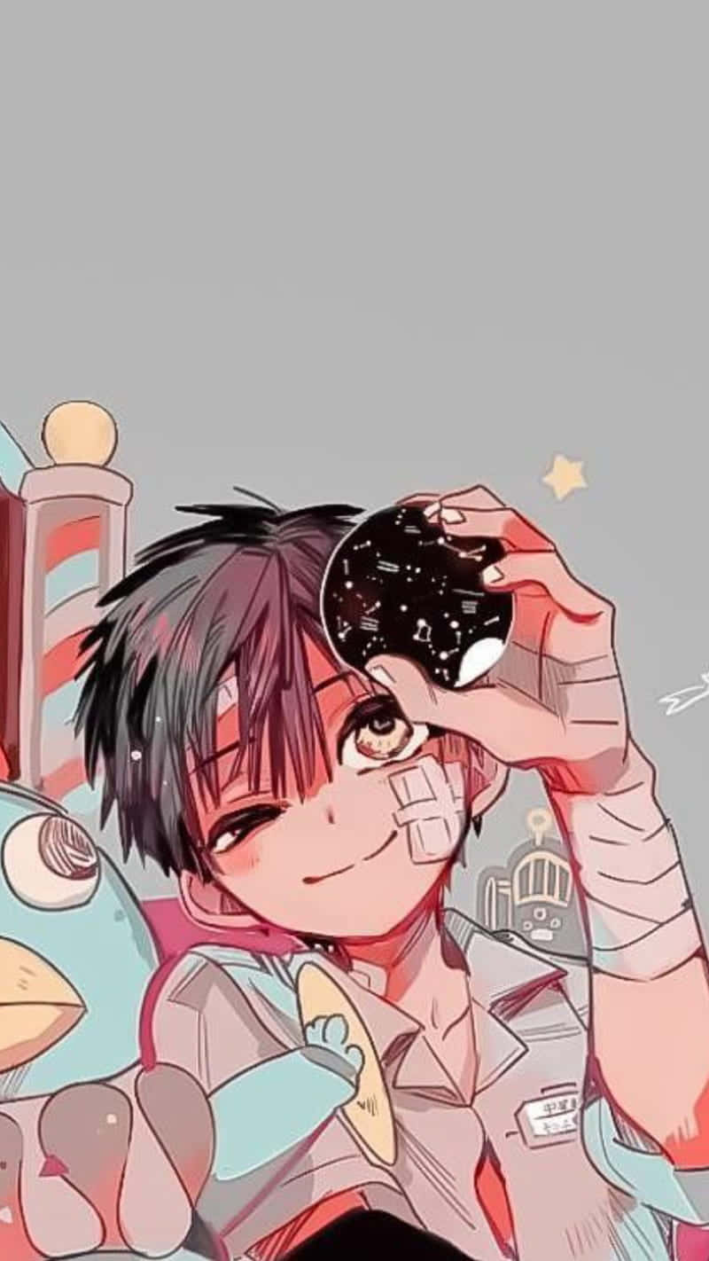 Cute Anime Boy 桌布 壁紙 — 繃帶纏臉的動漫男孩手持星輝球體，在毛絨玩具旁微笑，背景為柔和灰色。
