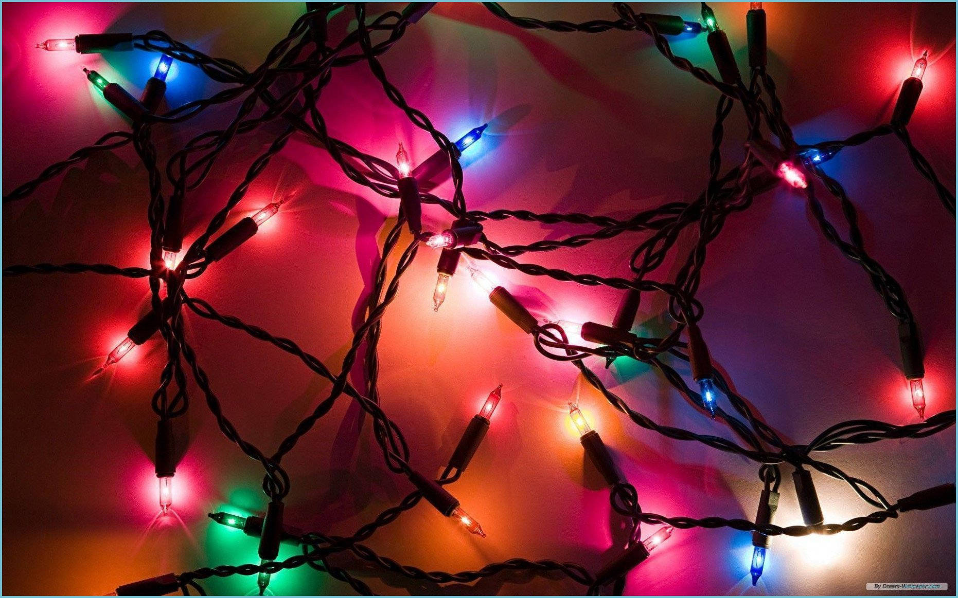 Christmas Lights Aesthetic 桌布 壁紙 — 纏繞的彩色聖誕燈串在柔和模糊的背景中溫暖地發光。