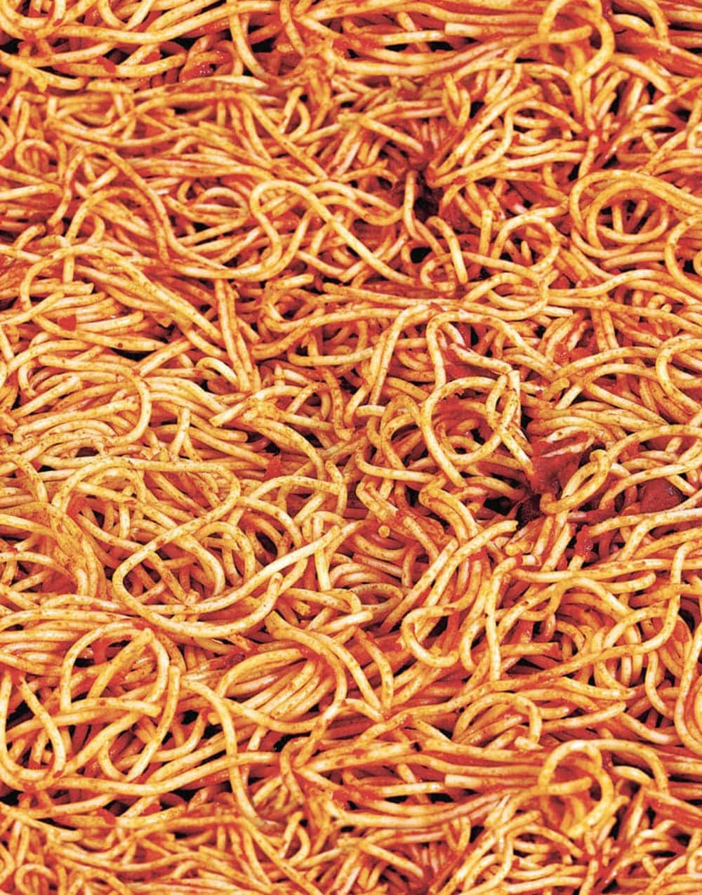 Spaghetti 桌布 壁紙 — 纏繞的義大利麵條裹著濃郁的紅色番茄醬，可見香草和油光閃爍的特寫。