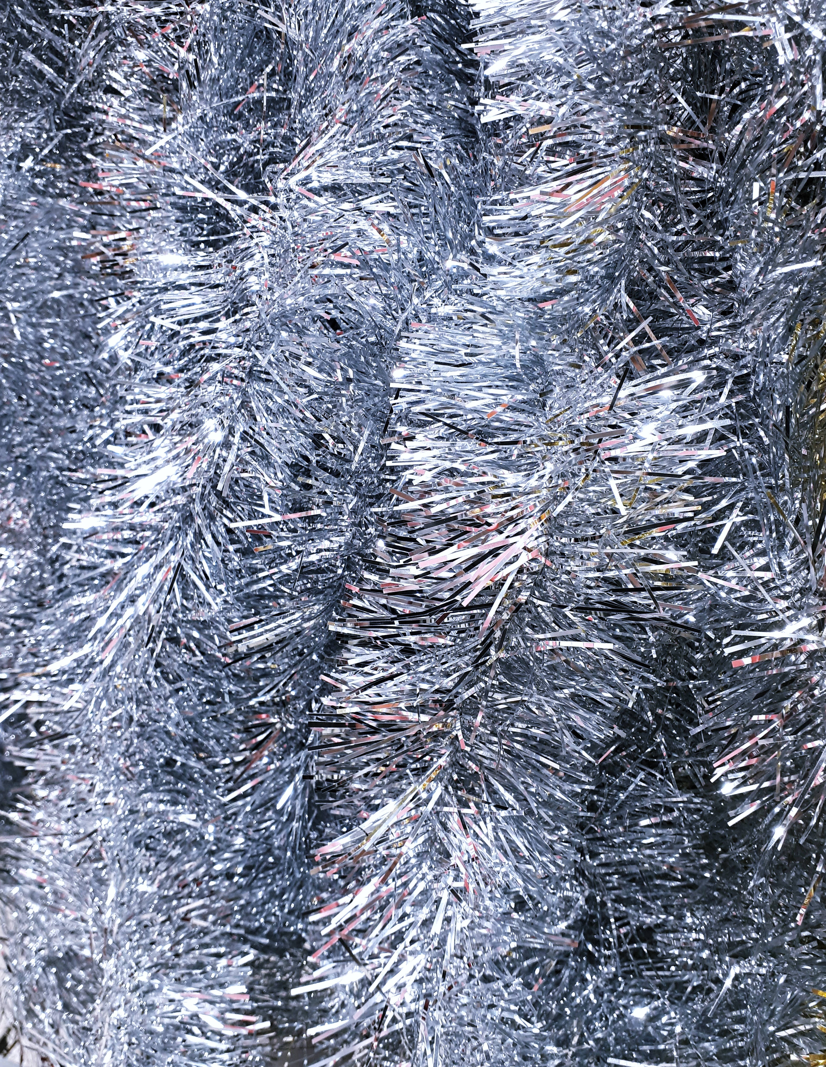 Silver Glitter 桌布 壁紙 — 纏繞銀色亮片繩索的近距離特寫，捕捉光線並閃爍反射。