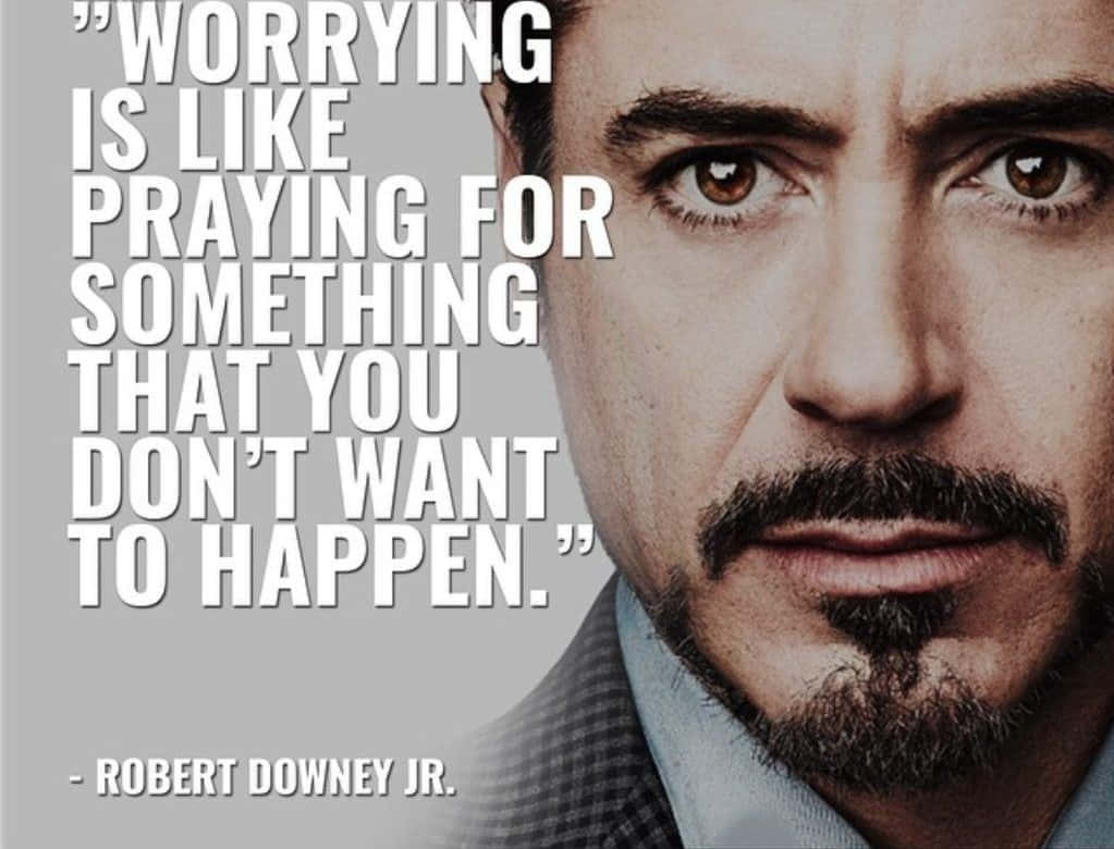 Iron Man Quotes 桌布 壁紙 — 羅伯特·唐尼的頭部特寫肖像，表情嚴肅，並疊加粗體白色引文文字。