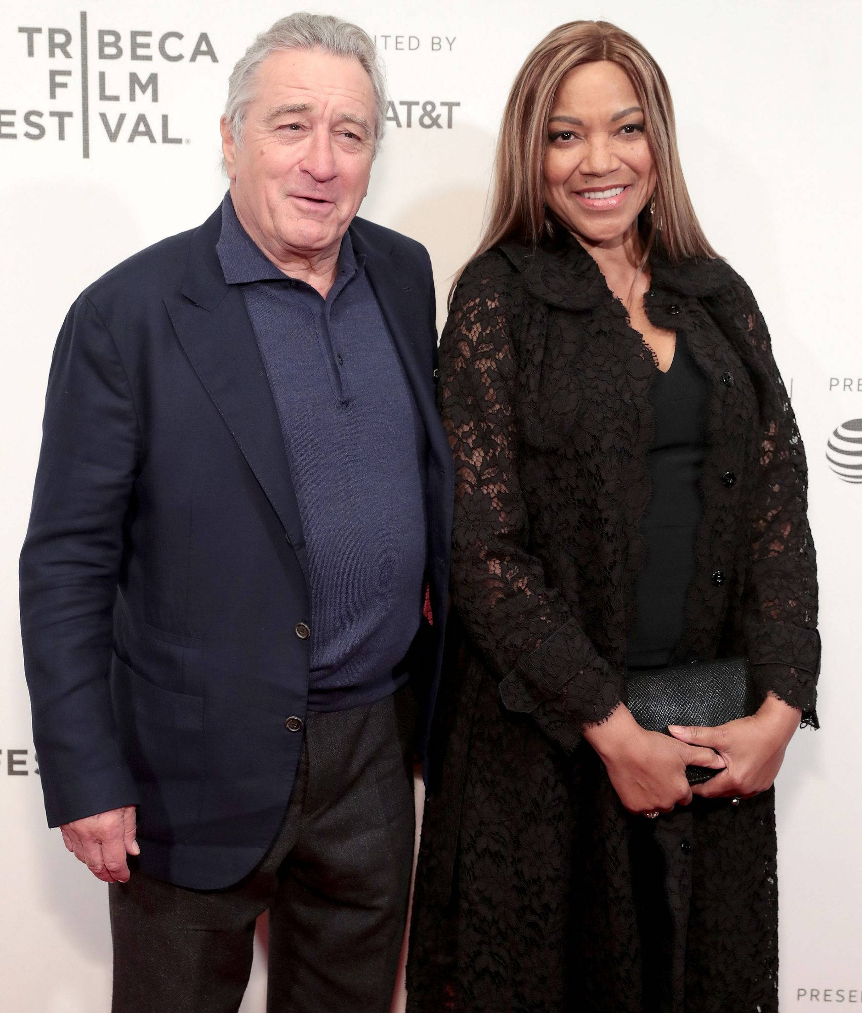 Robert De Niro 桌布 壁紙 — 羅伯特·狄尼洛和皇后·拉蒂法在翠貝卡電影節活動中，在品牌背景前一起微笑。