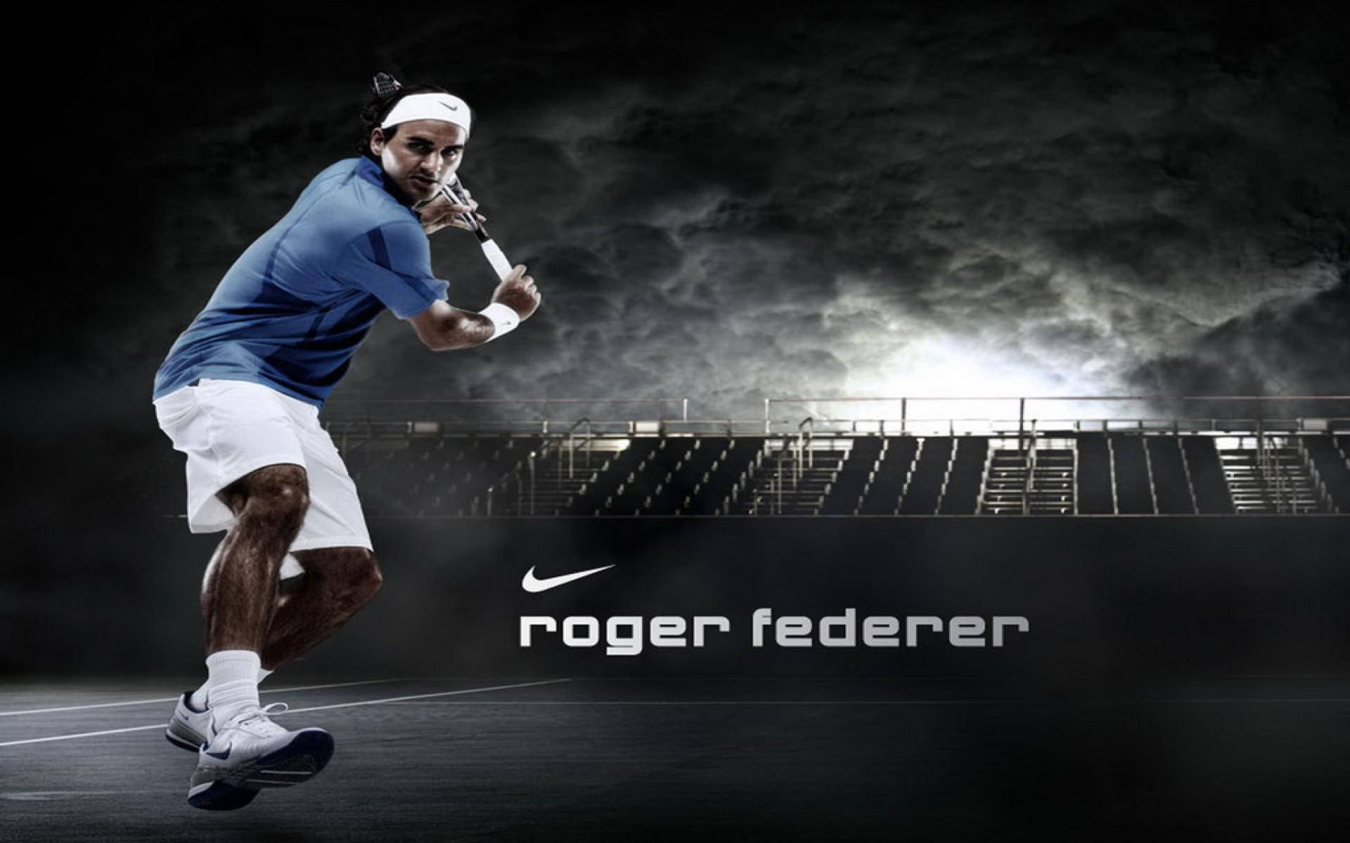 roger 桌布 壁紙 — 羅傑·費德勒在戲劇性的球場燈光下，以風暴天空為背景，擺出充滿動感的網球姿勢。
