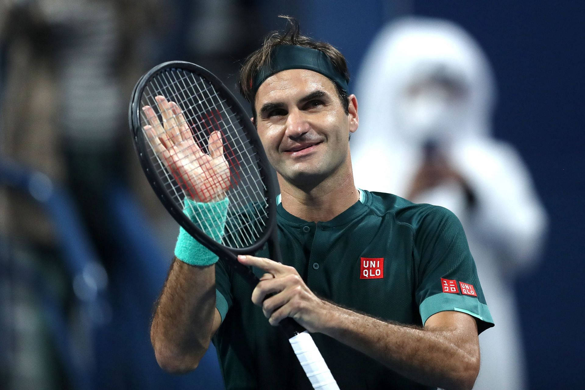 roger 桌布 壁紙 — 羅傑·費德勒在比賽中穿著綠色Uniqlo襯衫，熱情地向球迷揮手，手持網球拍。