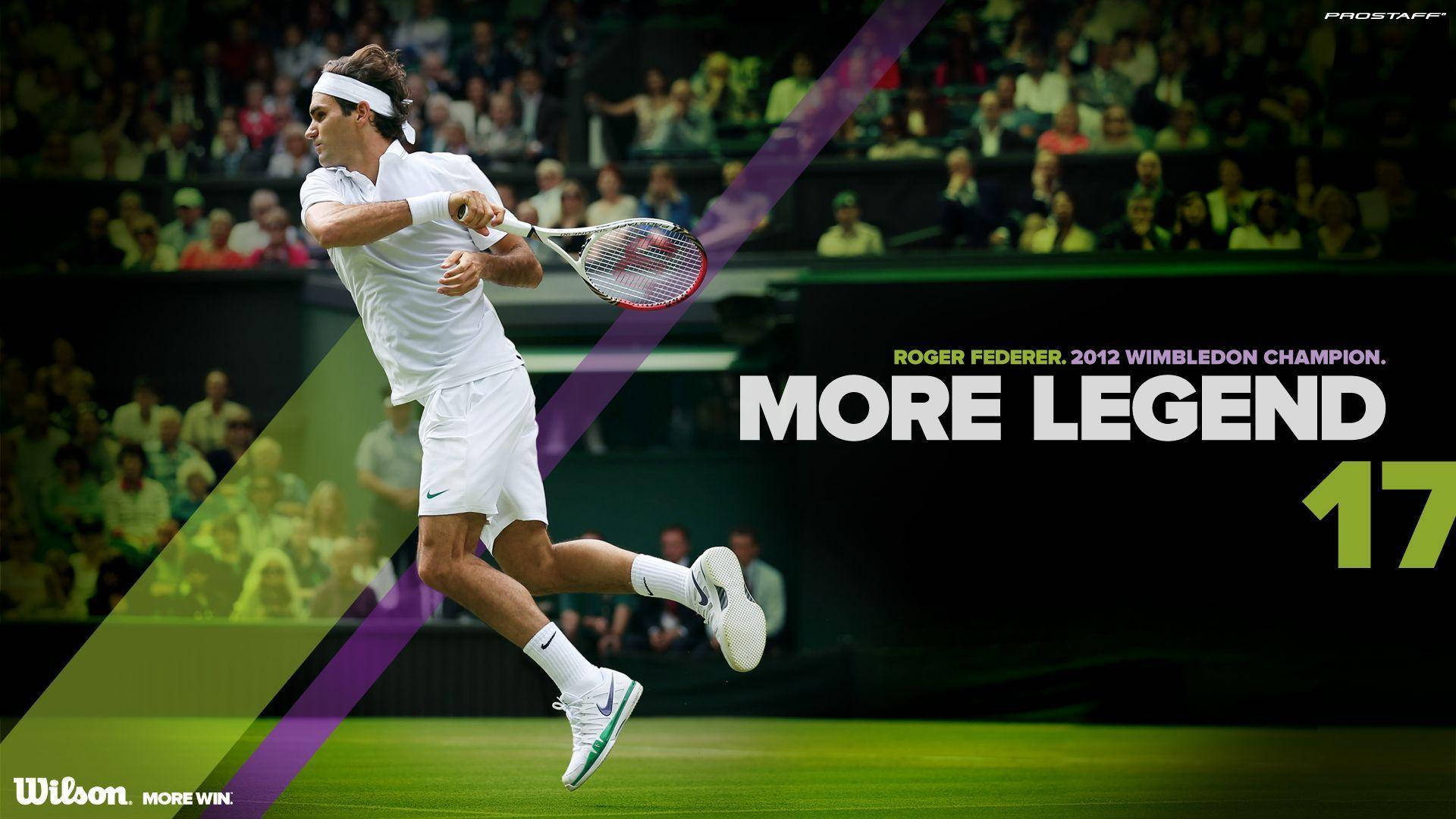 Wimbledon 桌布 壁紙 — 羅傑·費德勒在草地場上揮拍，身後有群眾，粗體文字慶祝他2012年溫布頓勝利。