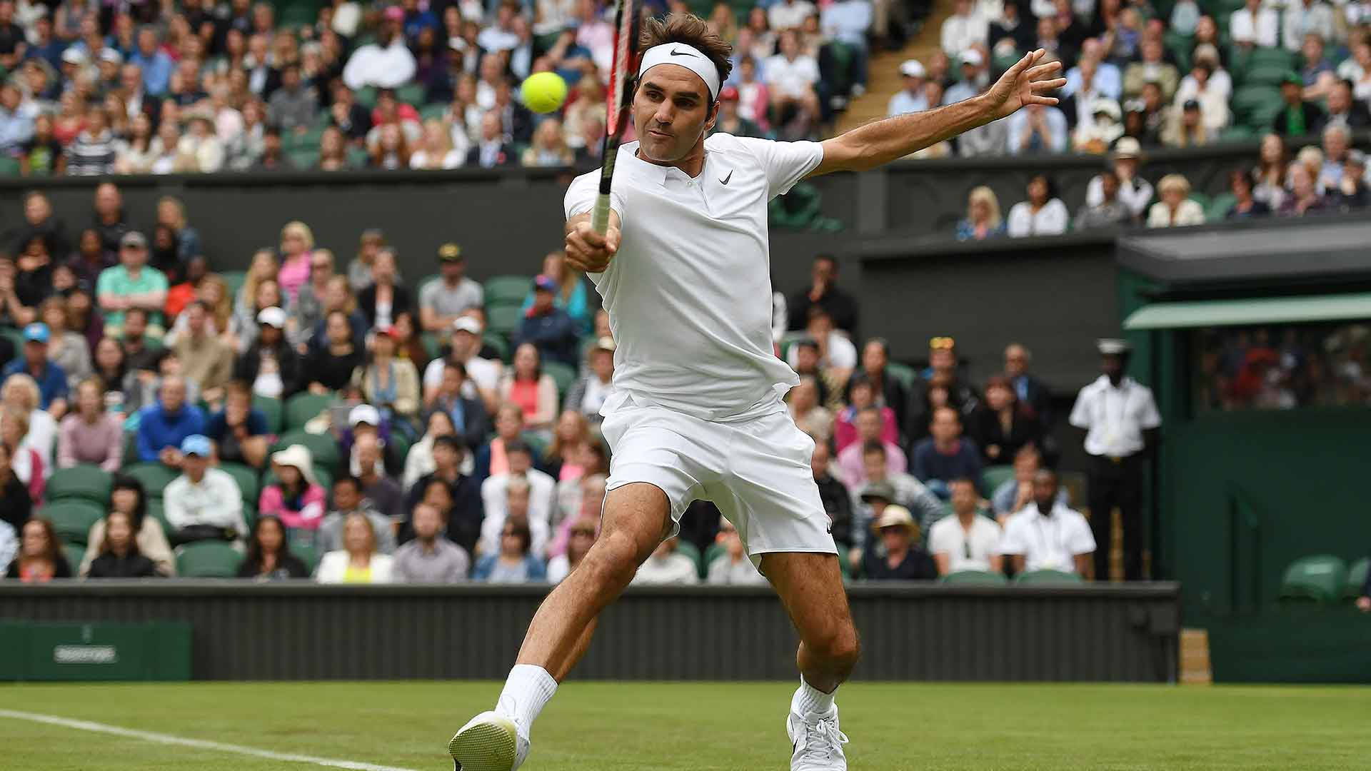 Wimbledon 桌布 壁紙 — 羅傑·費德勒在草地場上揮拍中，觀眾在明亮日光下專注觀看。