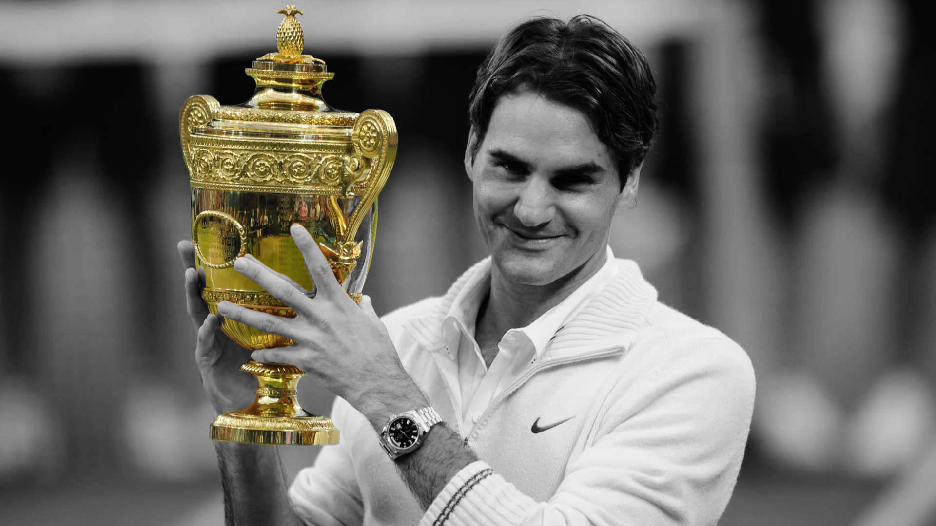 roger 桌布 壁紙 — 羅傑·費德勒在黑白照片中帶有選擇性色彩，溫暖地微笑著，手持閃閃發光的金色美國公開賽獎盃。