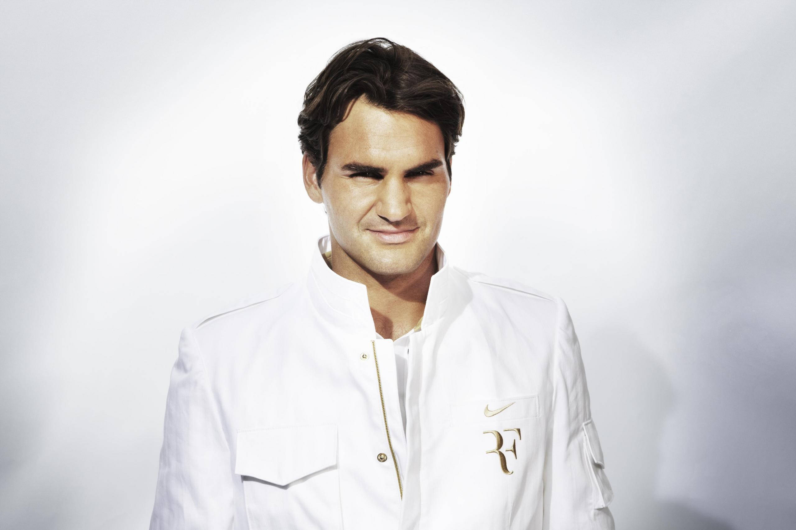 roger 桌布 壁紙 — 羅傑·費德勒身穿剪裁俐落的白色外套，搭配金色鈕扣和RF標誌，在柔和漸變背景前自信微笑。