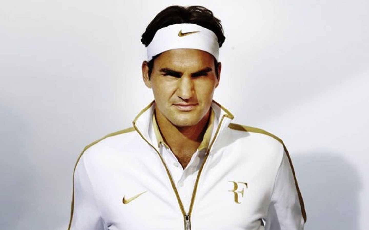roger 桌布 壁紙 — 羅傑·費德勒身穿白色和金色Nike網球裝備，在簡單的攝影棚背景下凝視著。