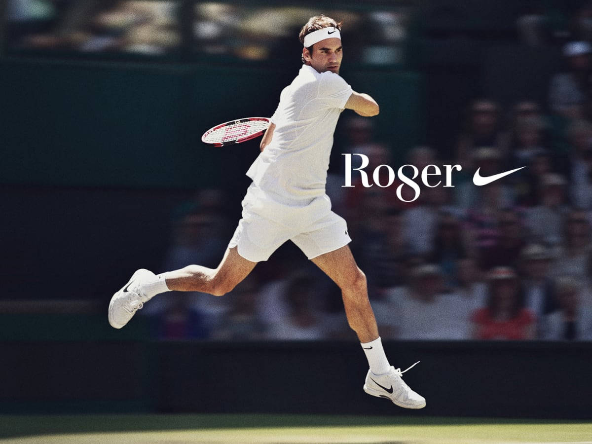 roger 桌布 壁紙 — 羅傑·費德勒身穿白色網球裝備，在明亮的陽光下於草地場上揮拍跳起。