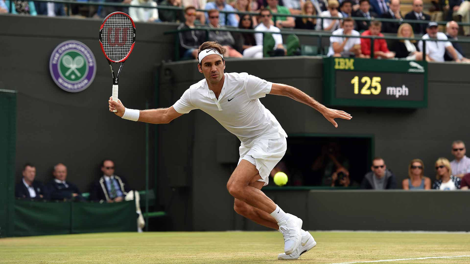 Wimbledon 桌布 壁紙 — 羅傑·費德勒身穿白色網球裝備在草地場上向前撲出正手擊球，觀眾和125英里/小時速度標誌清晰可見。