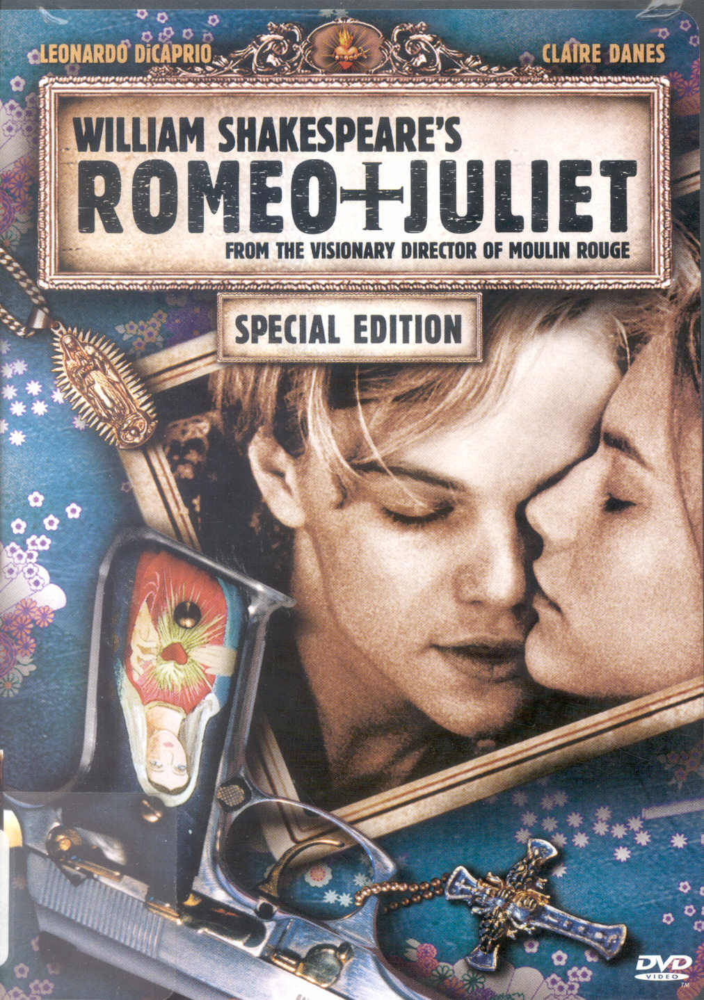 romeo and juliet 桌布 壁紙 — 《羅密歐與茱麗葉》的浪漫電影海報顯示李奧納多·狄卡皮歐和克萊兒·丹妮絲在一個溫柔的親吻中，周圍環繞著華麗的裝飾和象徵性物品。