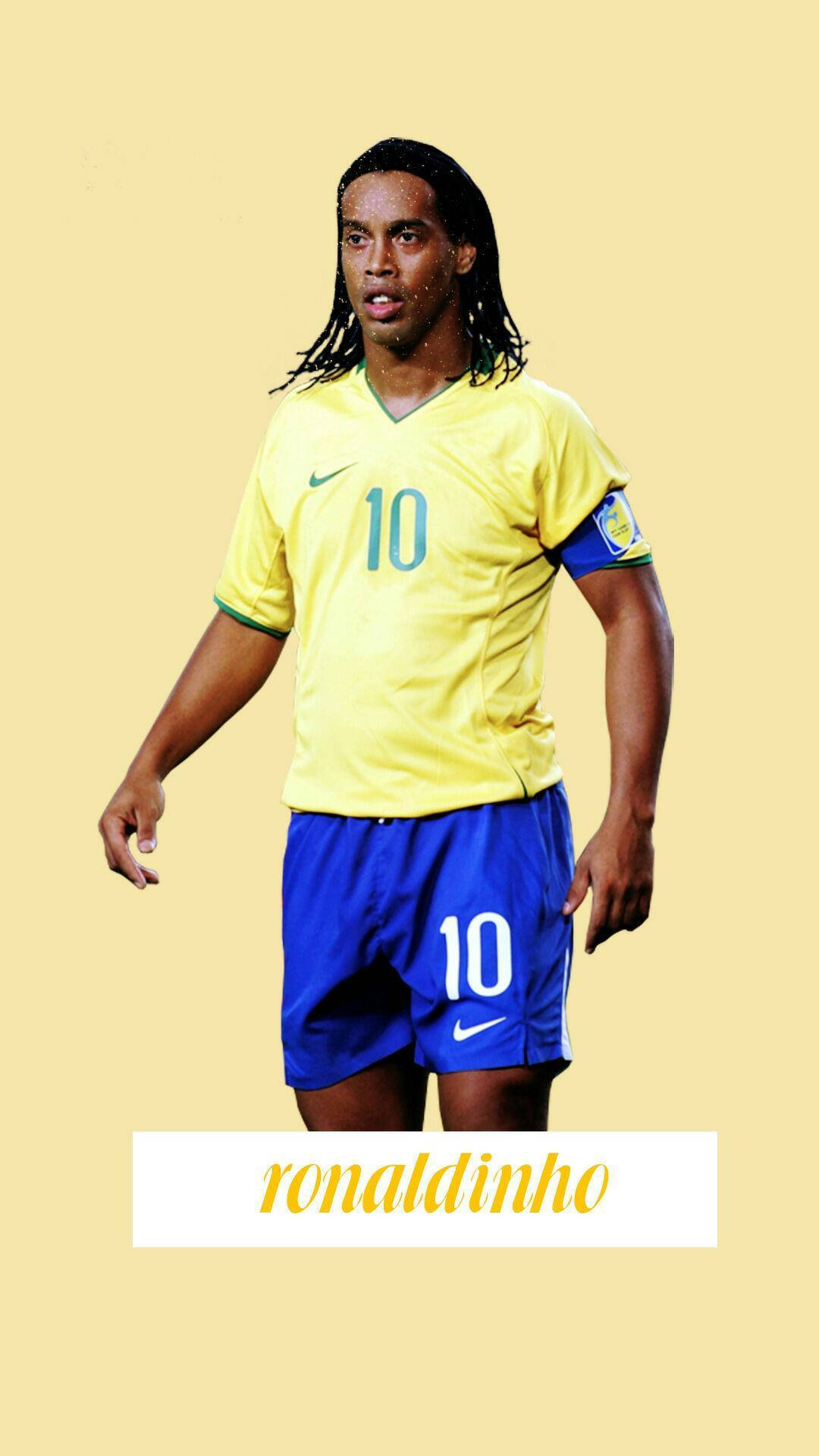 Ronaldinho 桌布 壁紙 — 羅納迪尼奧身穿巴西黃藍色10號球衣，自信地站在純色米色背景前。