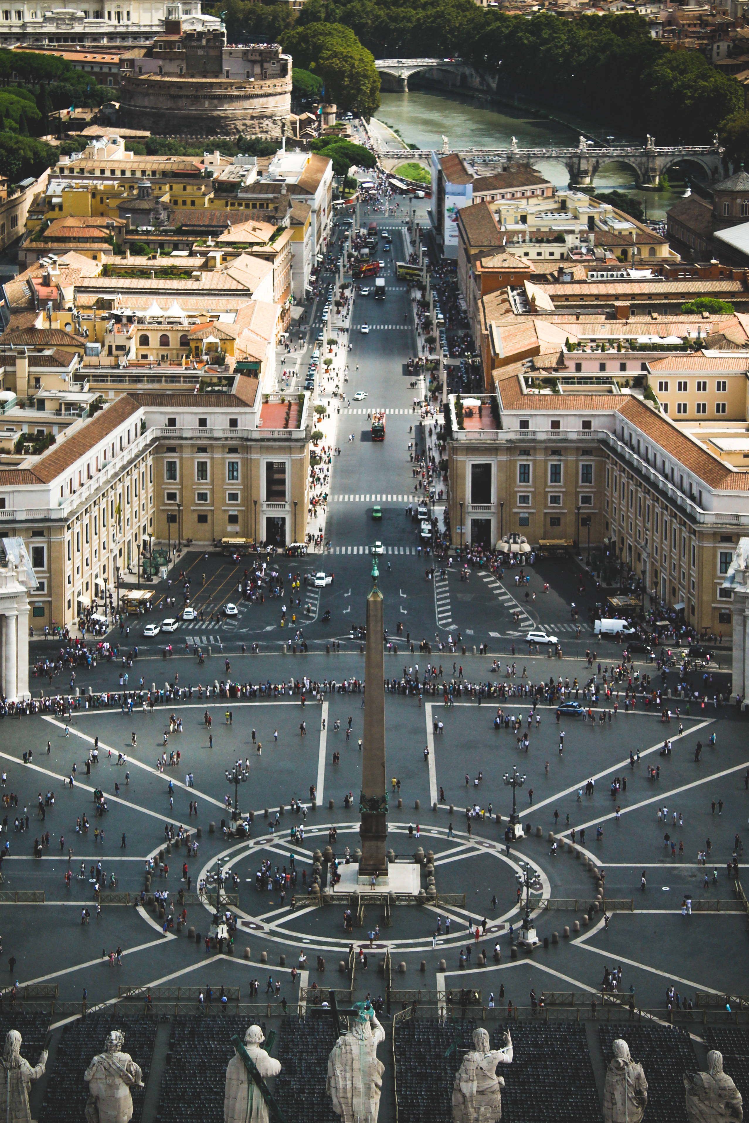 Vatican 桌布 壁紙 — 羅馬人民廣場的鳥瞰圖，方尖碑、人群和歷史建築在明亮的日光下。