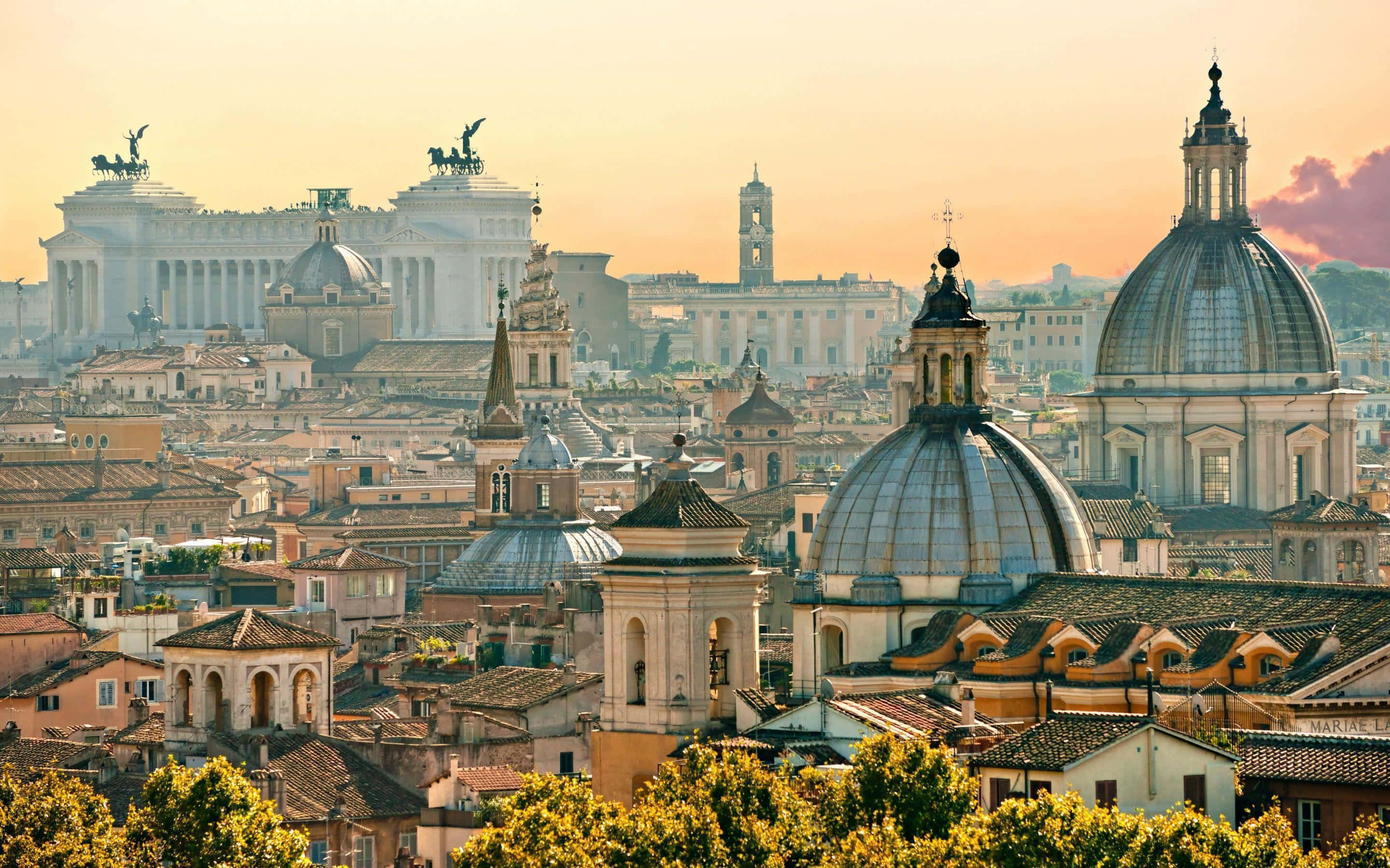 Rome 桌布 壁紙 — 羅馬歷史天際線的全景視圖，在黃金時刻，圓頂和屋頂沐浴在溫暖的陽光中。