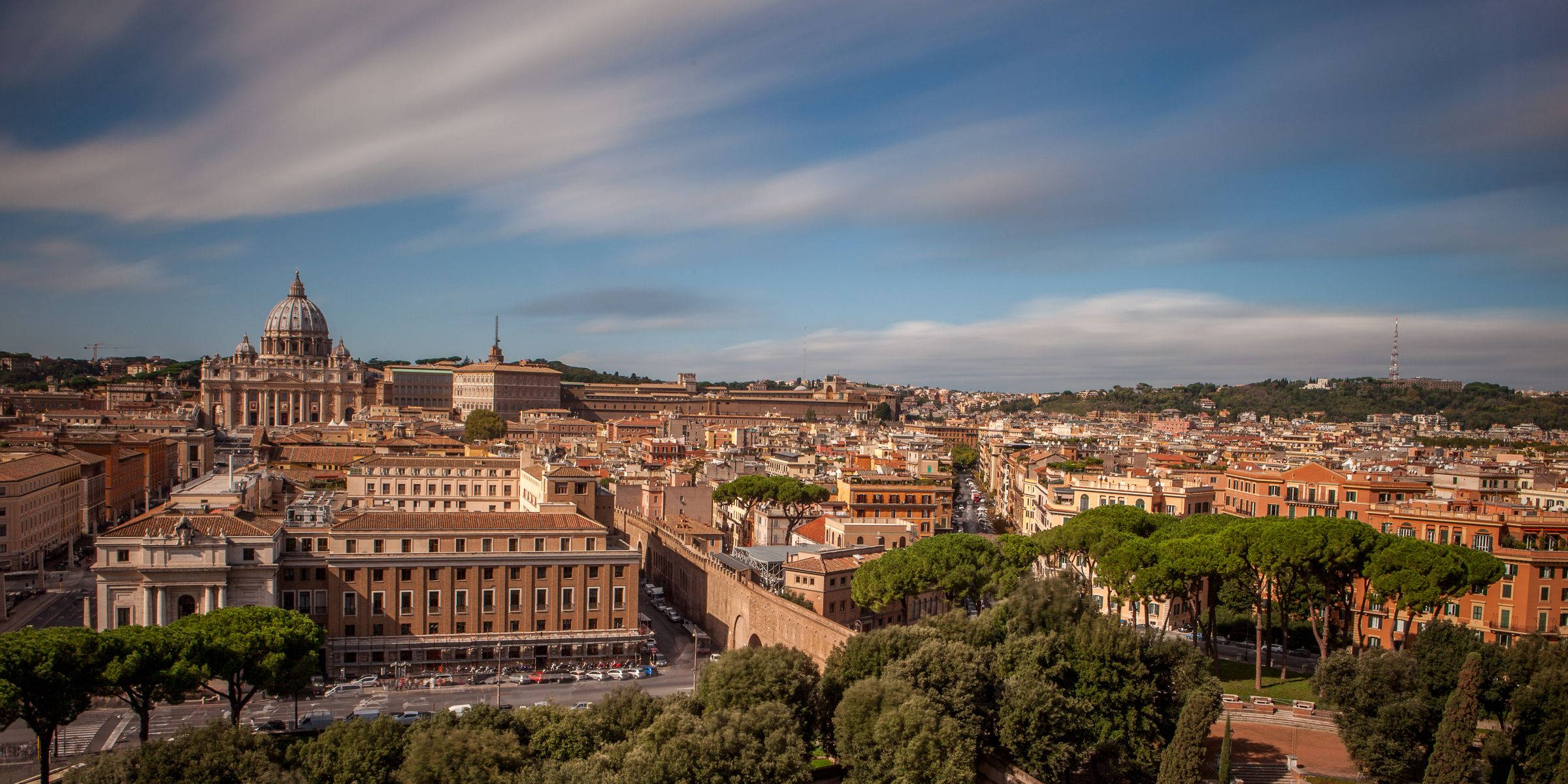 Rome 桌布 壁紙 — 羅馬歷史天際線的廣闊景色，以聖彼得大教堂為主，天空部分多雲，藍天白雲。