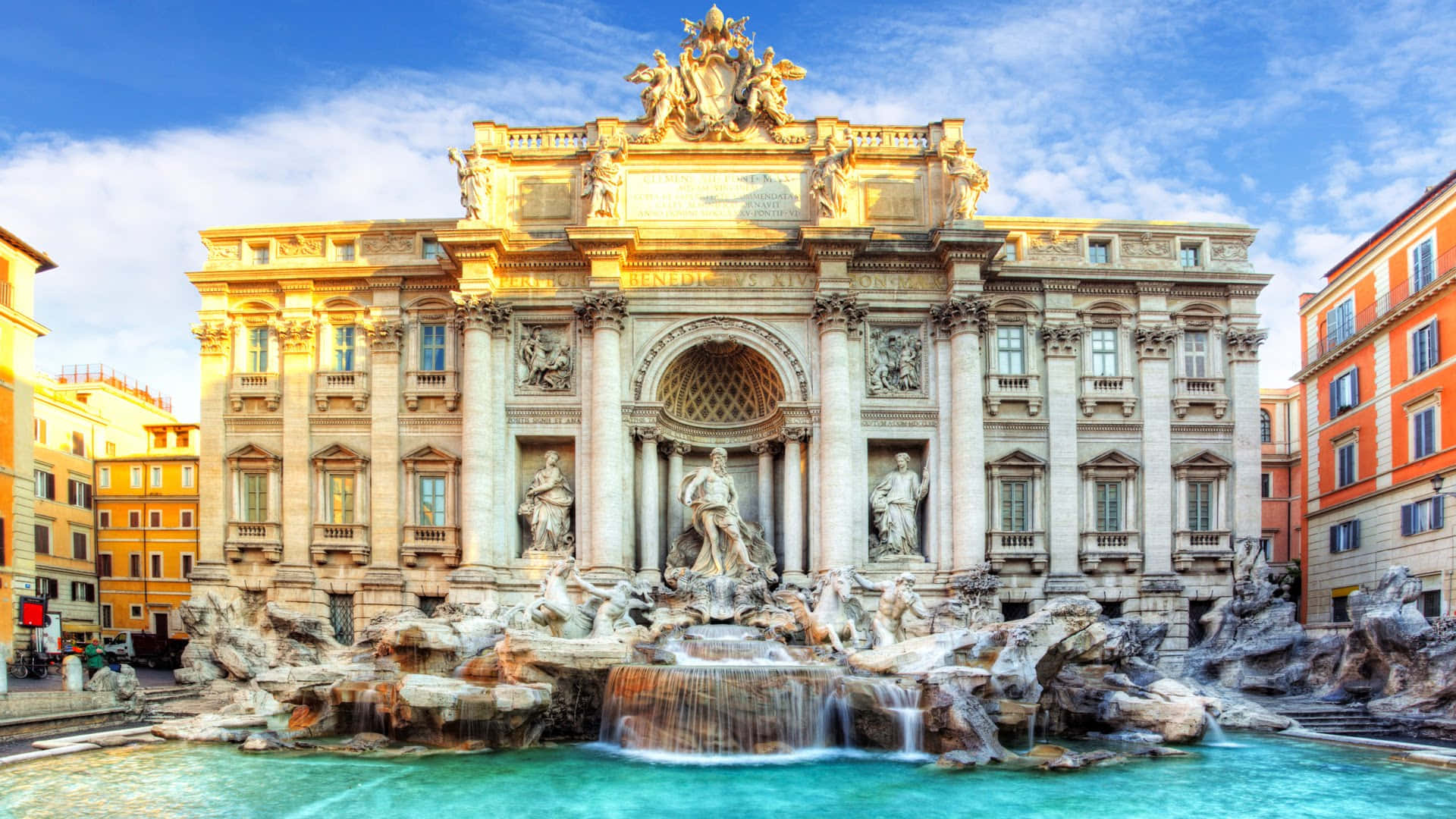 Rome 桌布 壁紙 — 羅馬特雷維噴泉沐浴在金色陽光下，流水潺潺，華麗的巴洛克雕塑襯托著藍天。