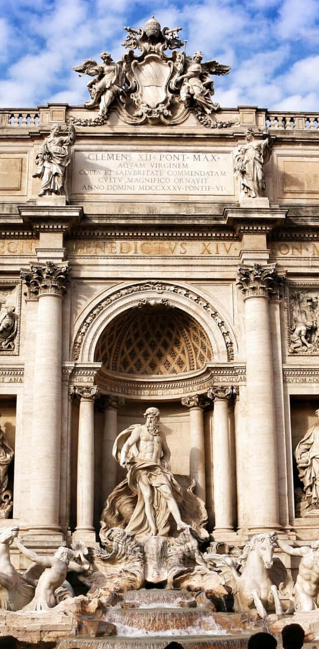 Rome 桌布 壁紙 — 羅馬的特雷維噴泉以藍天下流動的水和華麗雕刻中的宏偉巴洛克海神尼普頓雕塑為特色。