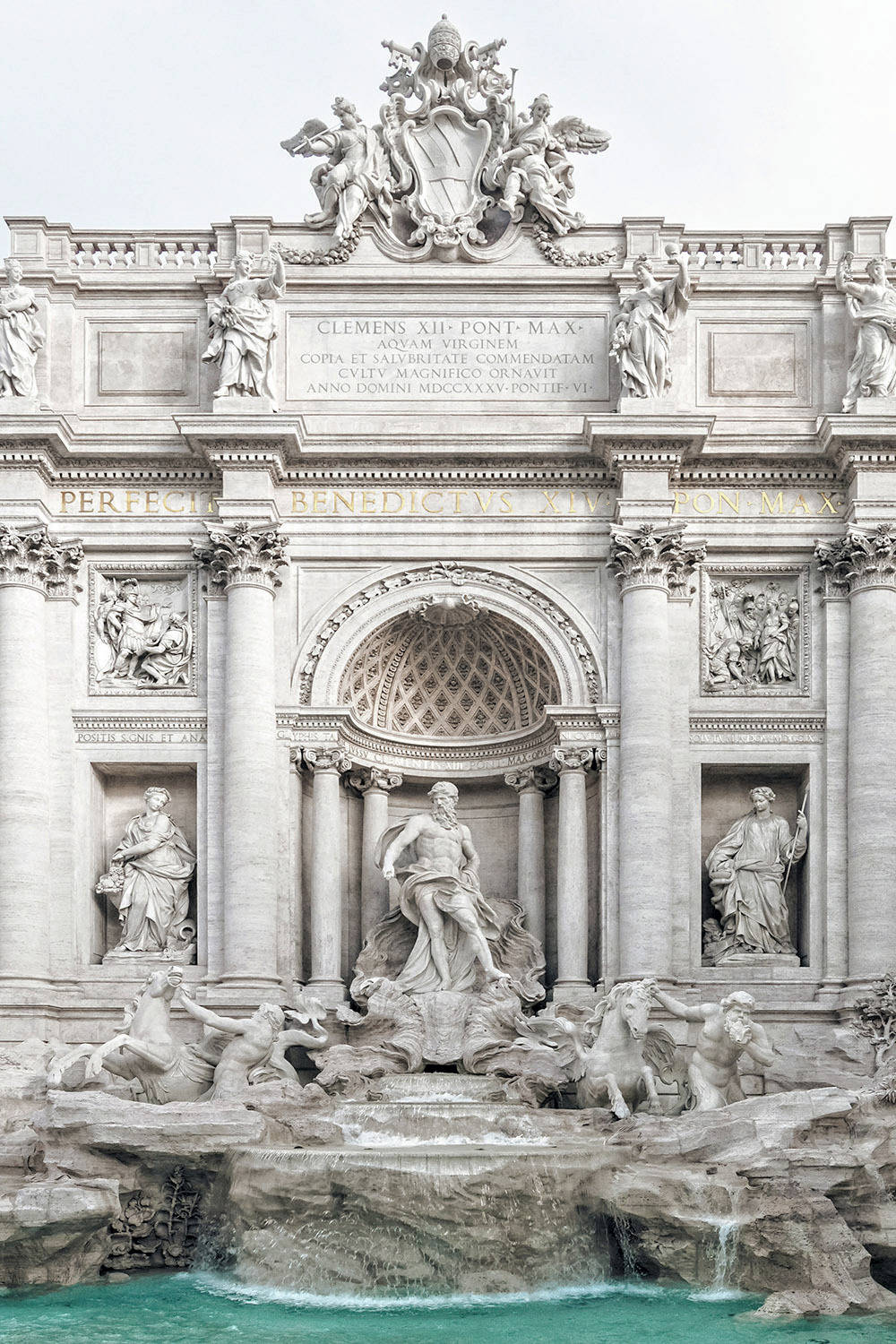 Rome 桌布 壁紙 — 羅馬的特雷維噴泉在陰天之下展現了複雜的巴洛克雕塑和流動的水。