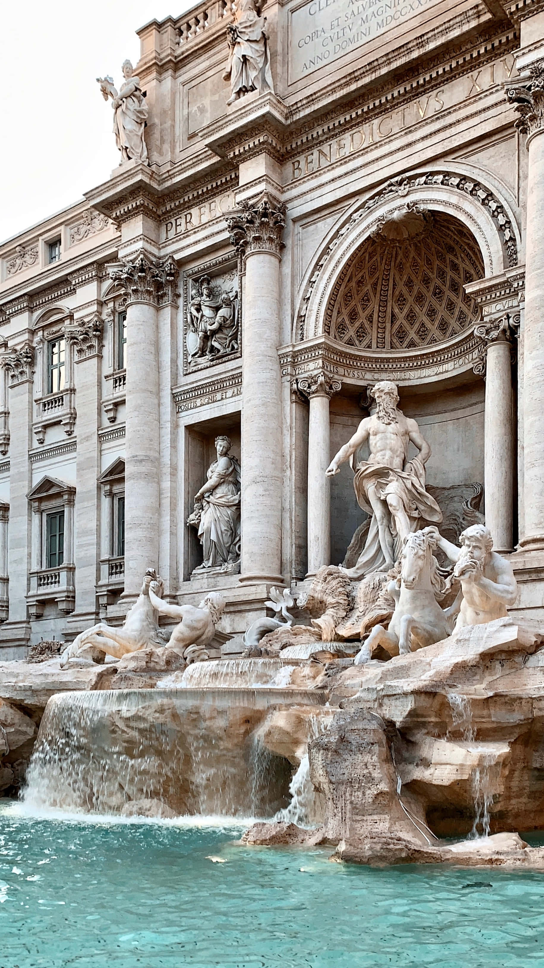 Rome 桌布 壁紙 — 羅馬的特雷維噴泉擁有宏偉的巴洛克雕塑和層疊流水，在柔和日光下。