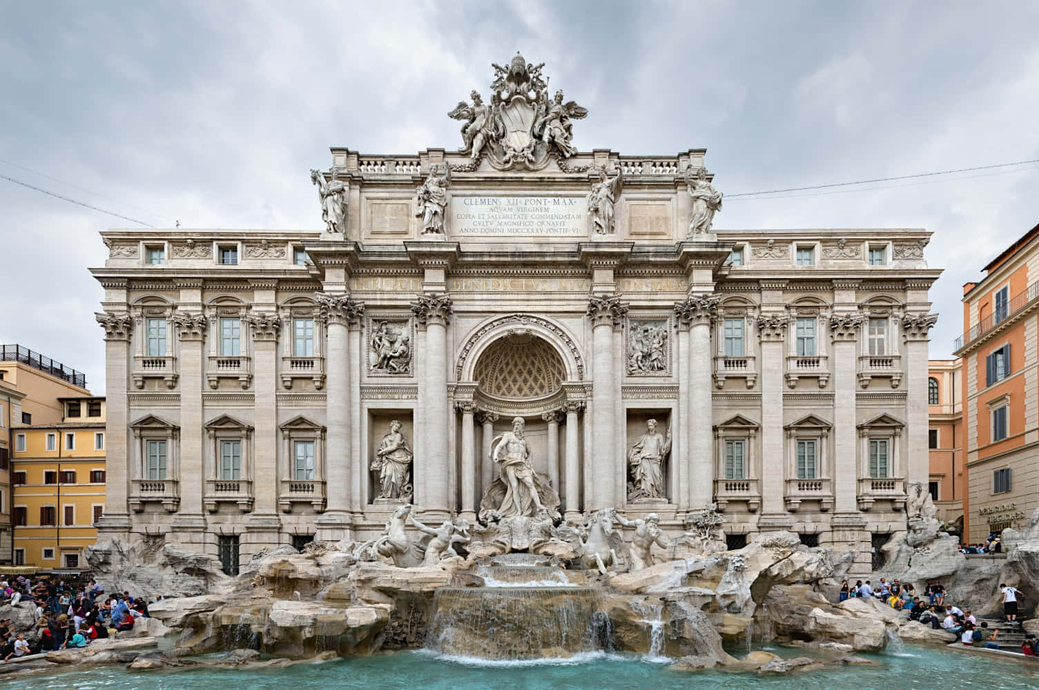 Roman 桌布 壁紙 — 羅馬的特雷維噴泉擁有華麗的巴洛克雕塑和層疊的水流，天空多雲，人群聚集在它的底部。
