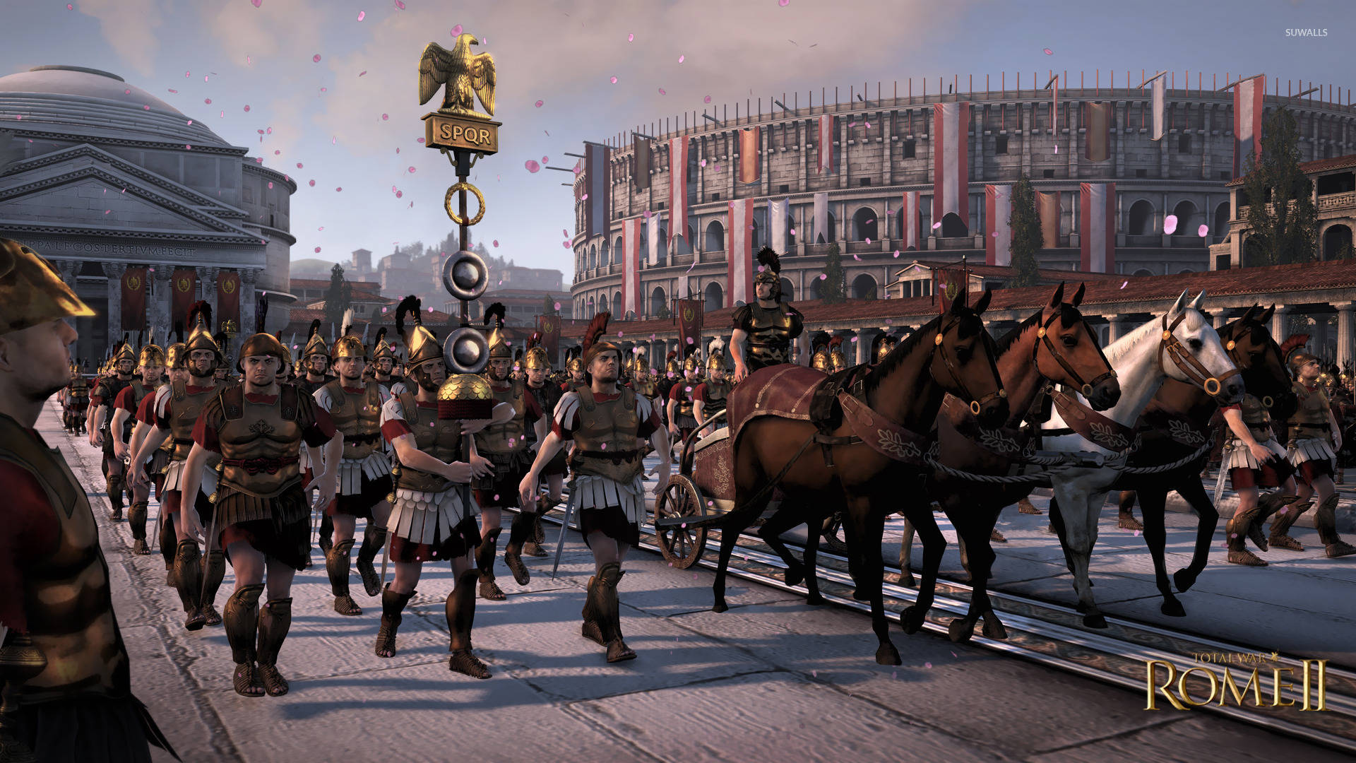Total War 桌布 壁紙 — 羅馬軍團士兵和戰車在古羅馬遊行，手持金色SPQR旗幟，周圍是大理石建築和飄落的花瓣。